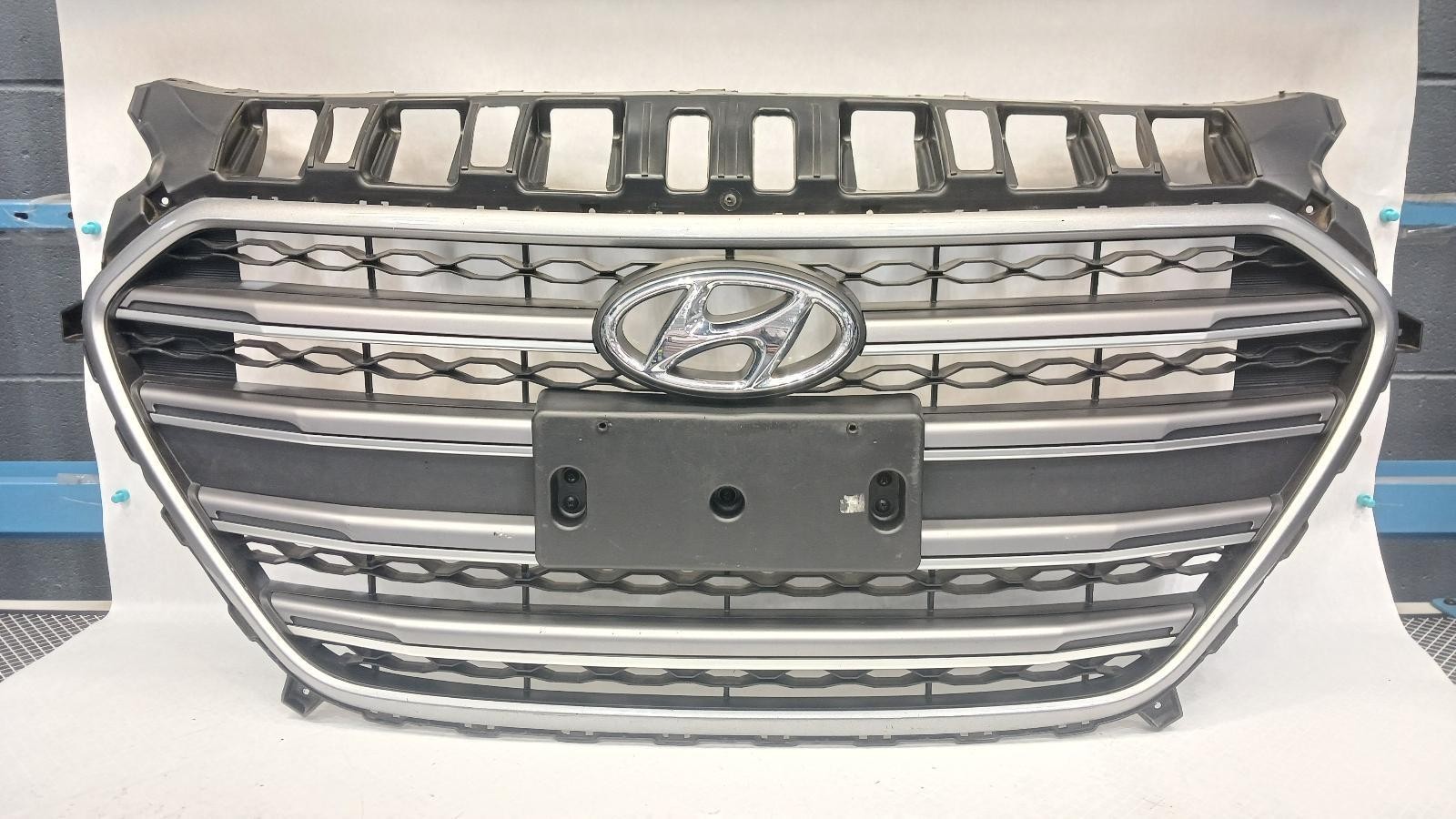 \'16-\'17 HYUNDAI ELANTRA GT center Grille OEM 6 Month Warranty