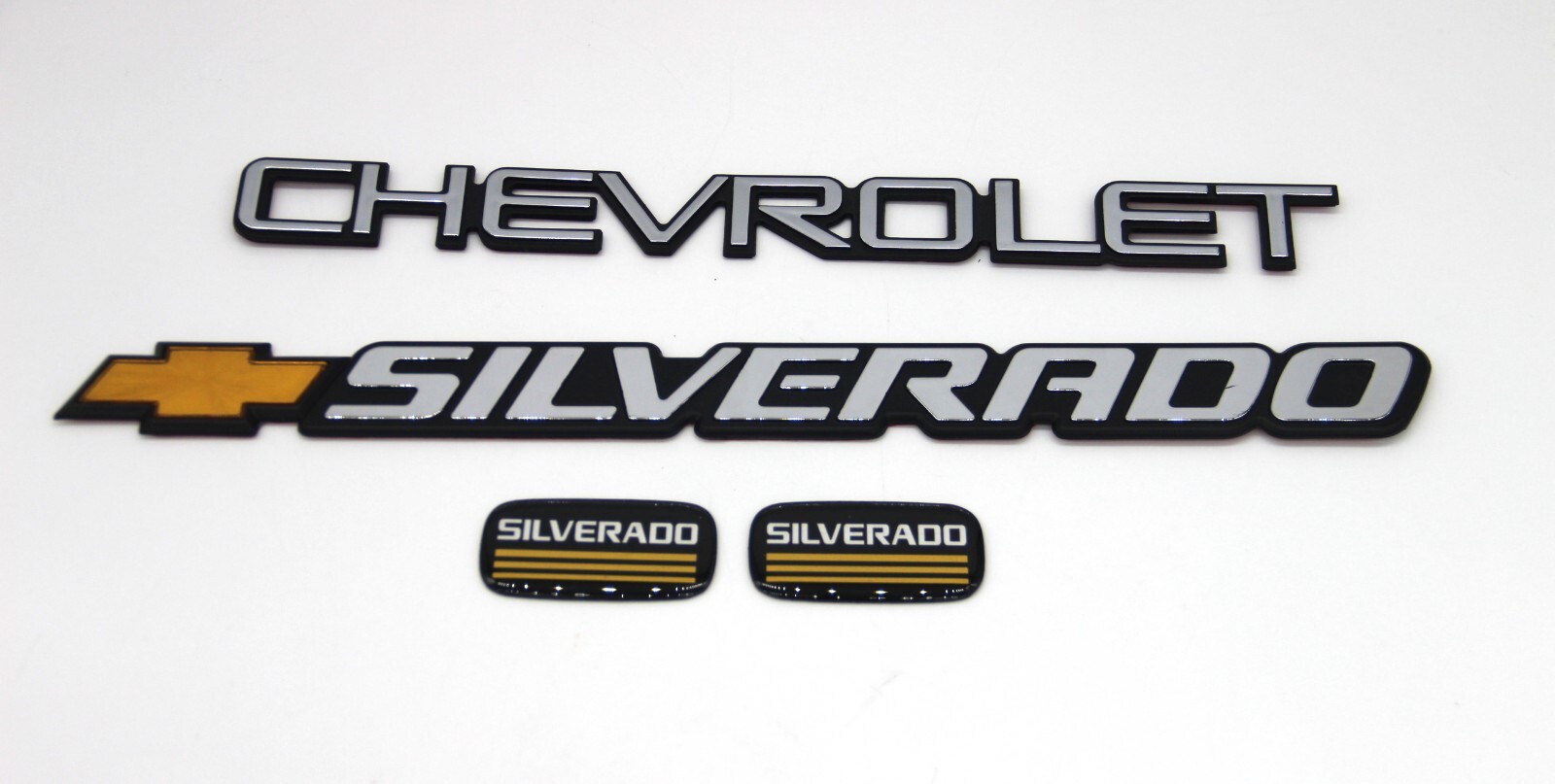 2005 Chevy Silverado tailgate emblems and decals 2005 Chevy Silverado tailgate emblems and decals