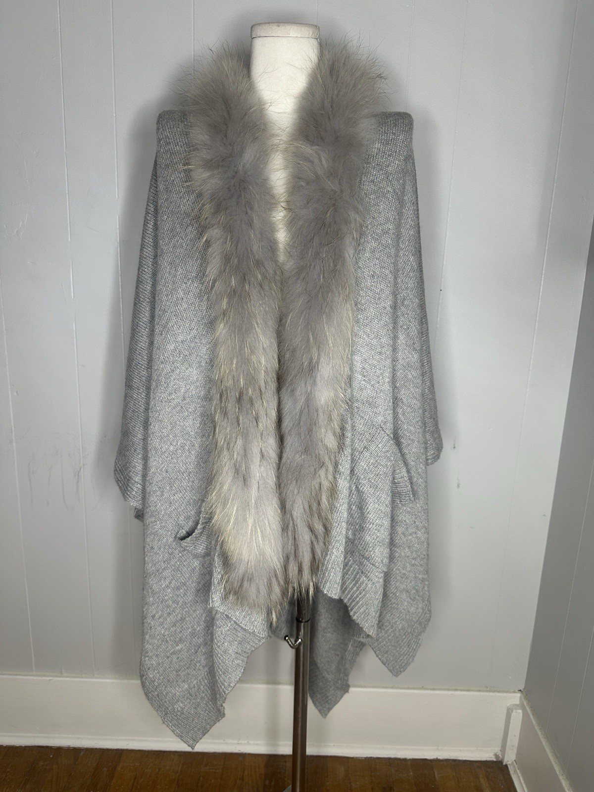 Vintage Linda Richard’s NY Genuine Fur Trim One Size Shawl Poncho Vintage Linda Richard’s NY Genuine Fur Trim One Size Shawl Poncho