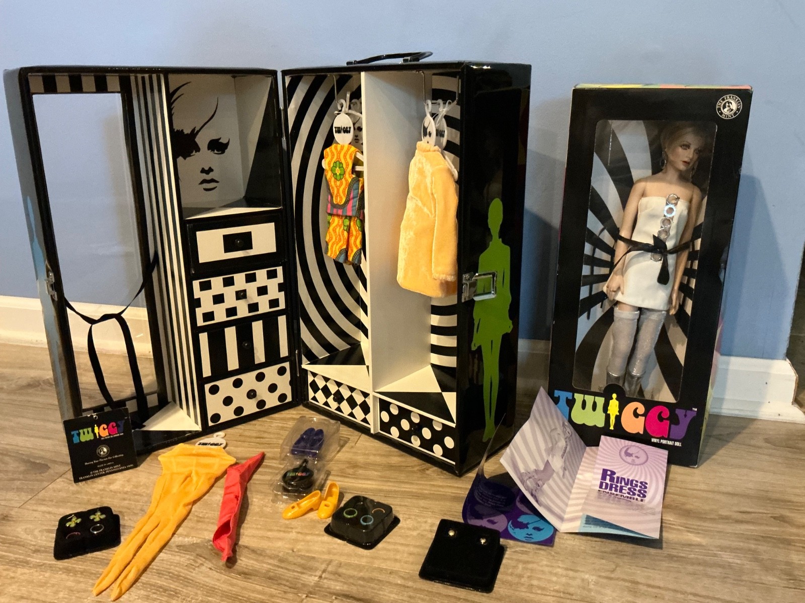 VTG Franklin Mint Twiggy Fashion Mod Doll Trunk w/Wardrobe, Accessories
