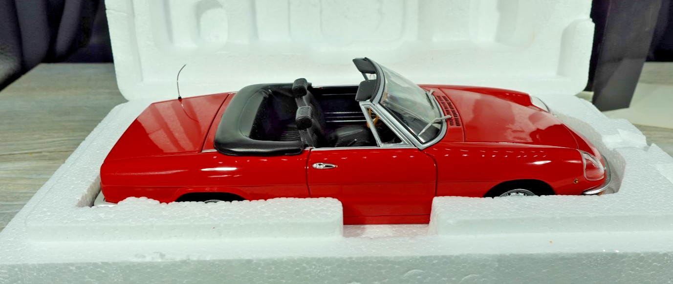 Minichamps 1970 Alfa Romeo 2000 Spider 1/18