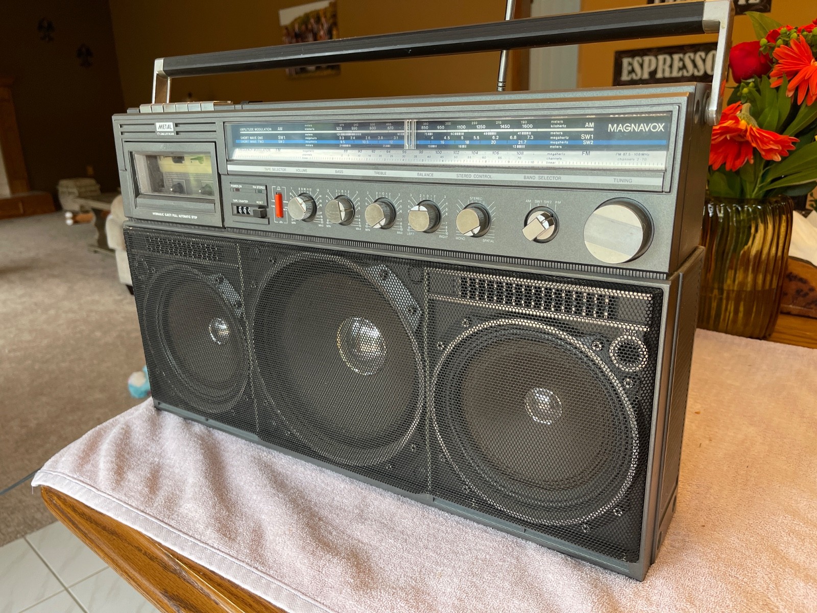 VTG MAGNAVOX D8443 BOOMBOX AM/FM STEREO CASSETTE PLAYER CLEAN VTG MAGNAVOX D8443 BOOMBOX AM/FM STEREO CASSETTE PLAYER CLEAN