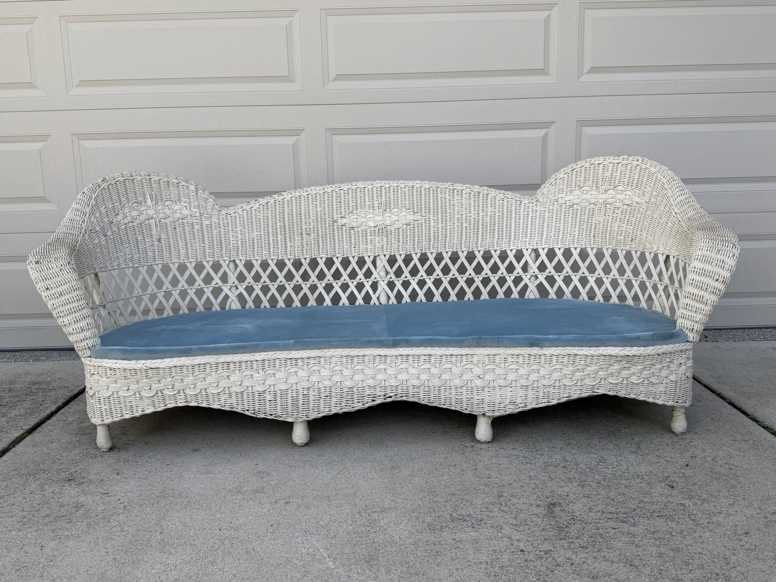 ￼ Vintage White Wicker Sofa ￼