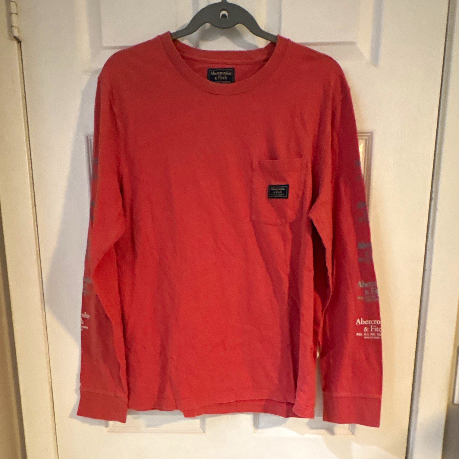 Abercrombie & Fitch Men’s Long Sleeve Crew Neck Pocket Logo Tee Red L Abercrombie & Fitch Men’s Long Sleeve Crew Neck Pocket Logo Tee Red L