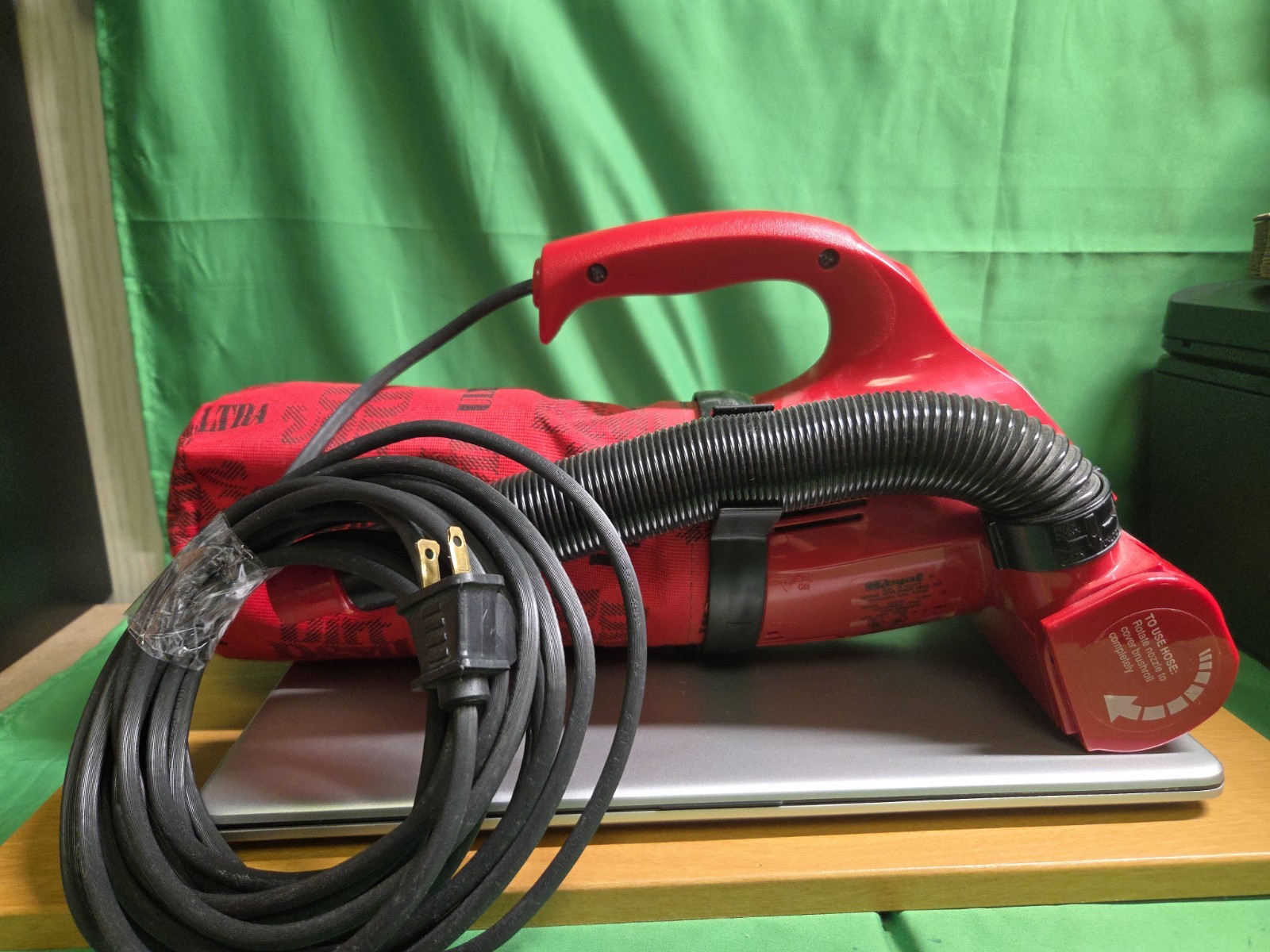 Royal Dirt Devil Ultra Hand Vac Handheld Vacuum Cleaner w/ Hose 08230 Red Tested