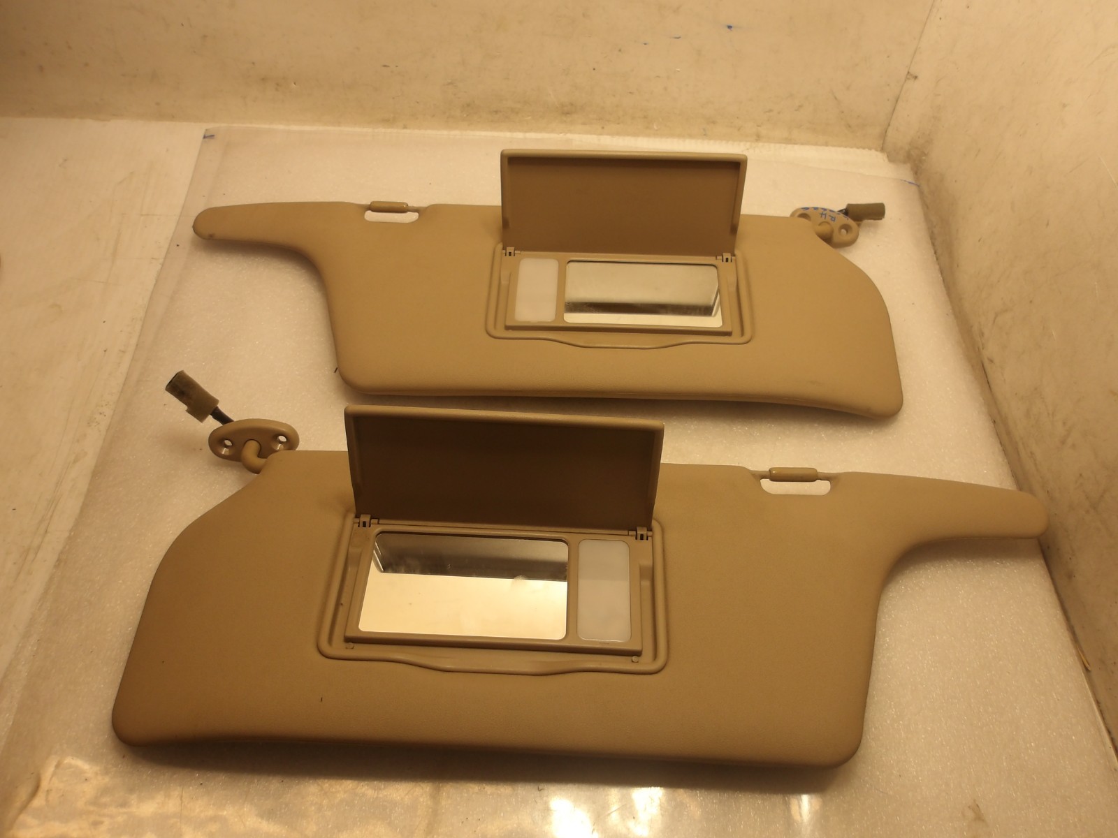 2004-2006 Mazda MPV Without Sunroof Left & Right Front Sun Visors W/Mirrors Oem
