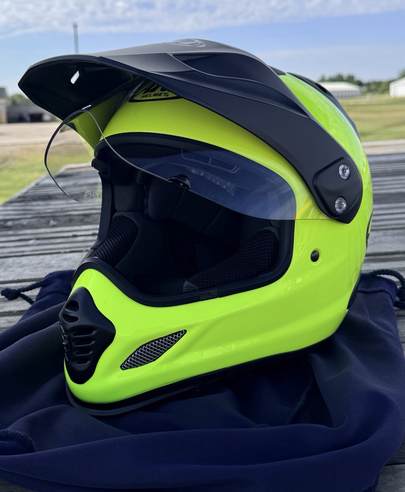 Arai XD-4. Medium. Fluorescent Yellow. PERFECT CONDITION BEST OFFER Arai XD-4. Medium. Fluorescent Yellow. PERFECT CONDITION BEST OFFER