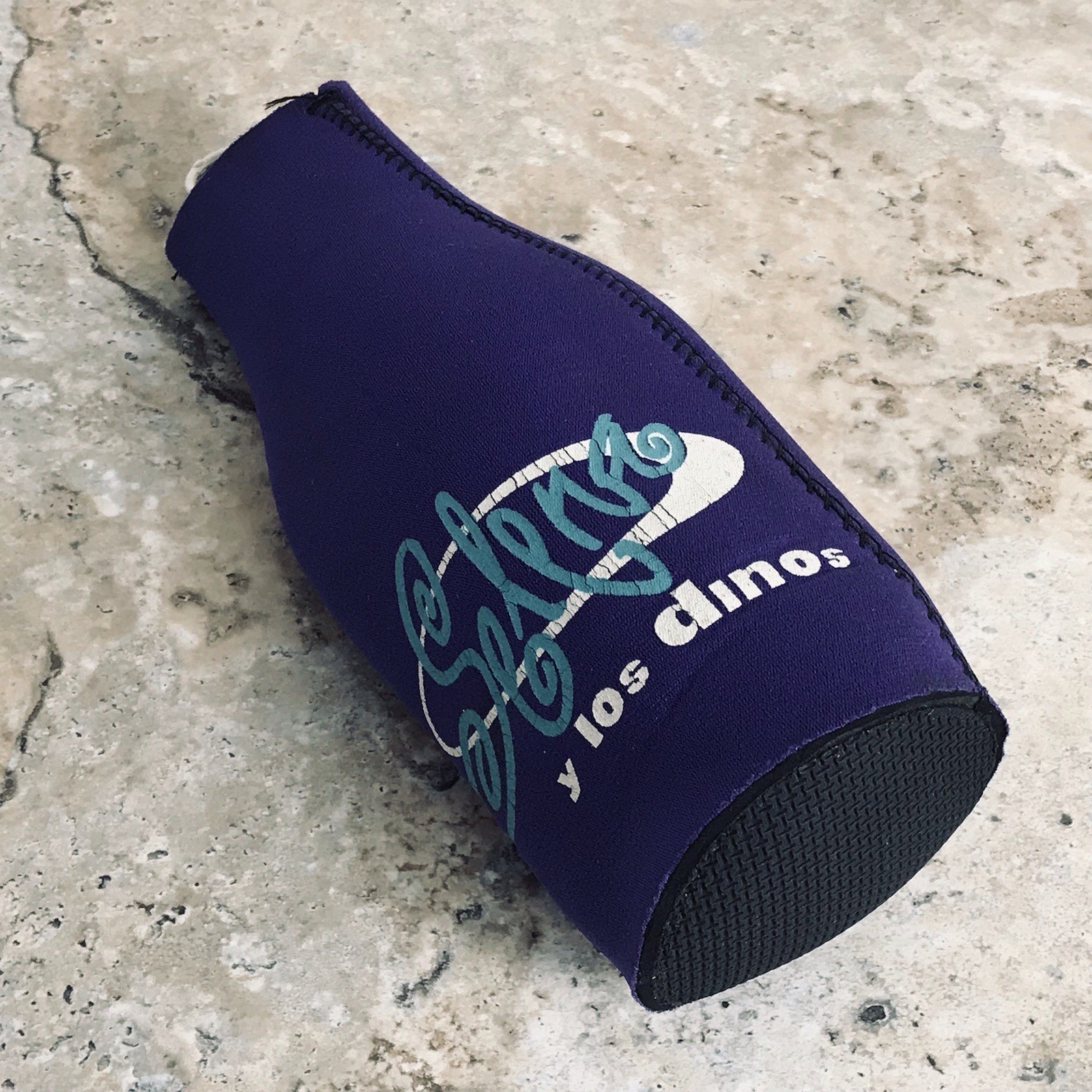VINTAGE SELENA QUINTANILLA Y LOS DINOS PURPLE BOTTLE ZIPPER KOOZIE - VERY RARE VINTAGE SELENA QUINTANILLA Y LOS DINOS PURPLE BOTTLE ZIPPER KOOZIE - VERY RARE