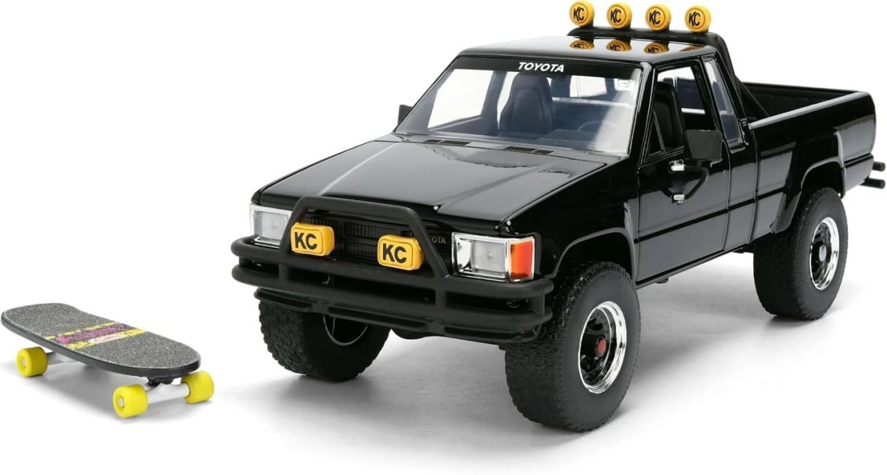 1985 TOYOTA SR5 PICKUP BLACK W/SKATEBOARD \ 1985 TOYOTA SR5 PICKUP BLACK W/SKATEBOARD \