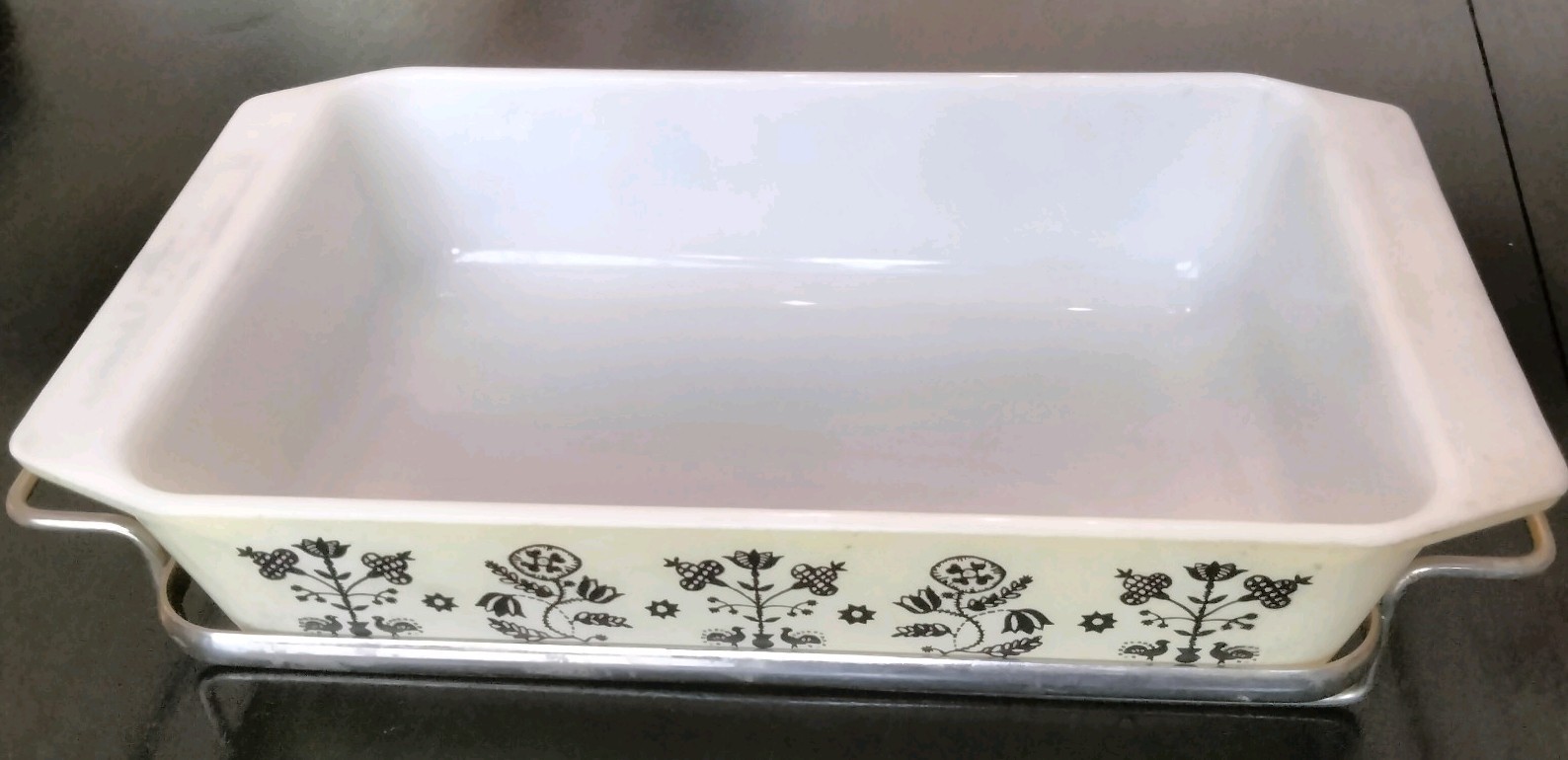 Vintage Pyrex Needlepoint casserole dish #575-B 2-qt with cradle (rare)