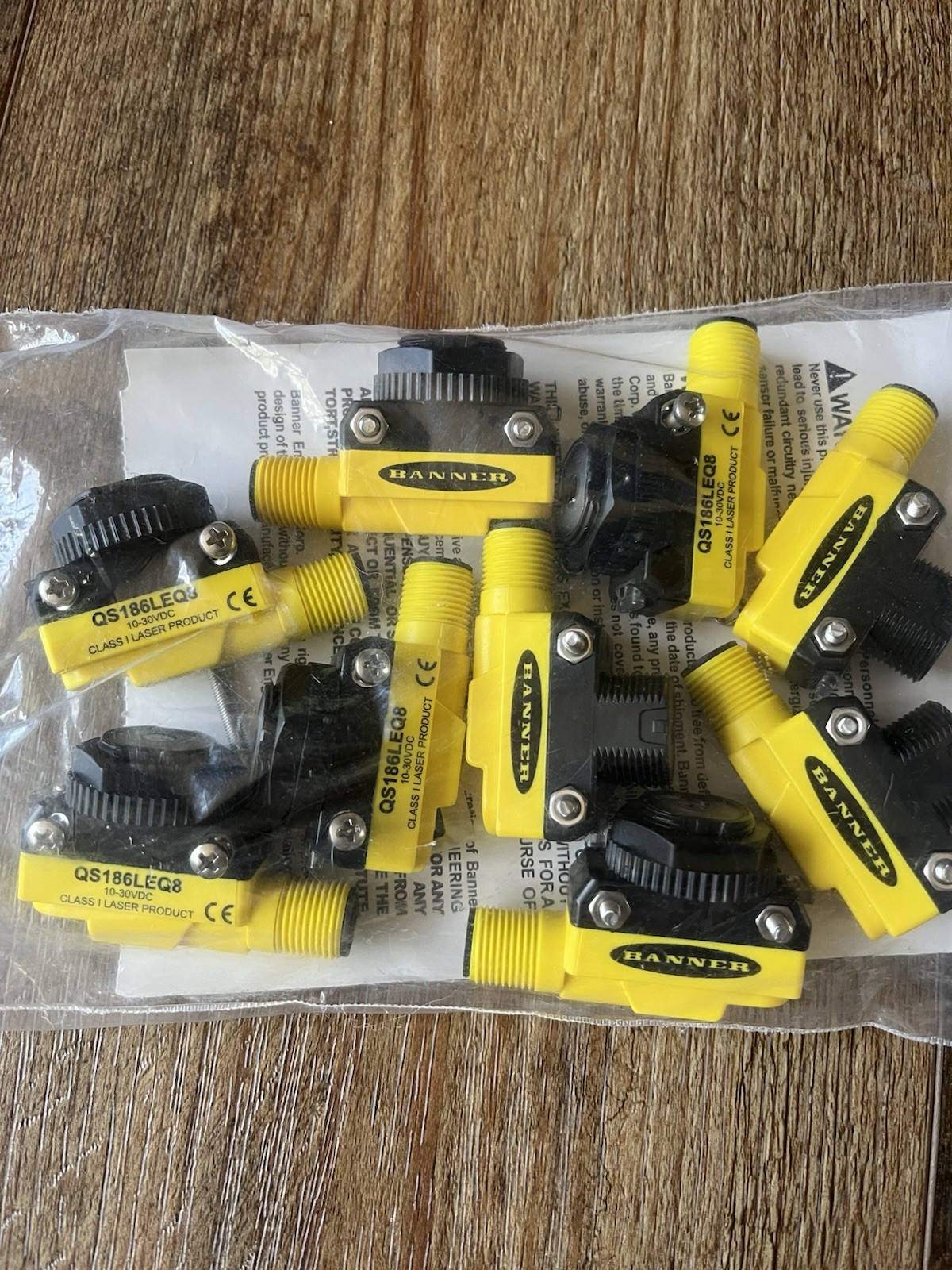 NEW Banner Engineering QS186LEQ8 Photoelectric Sensor 10-30 VDC 70253