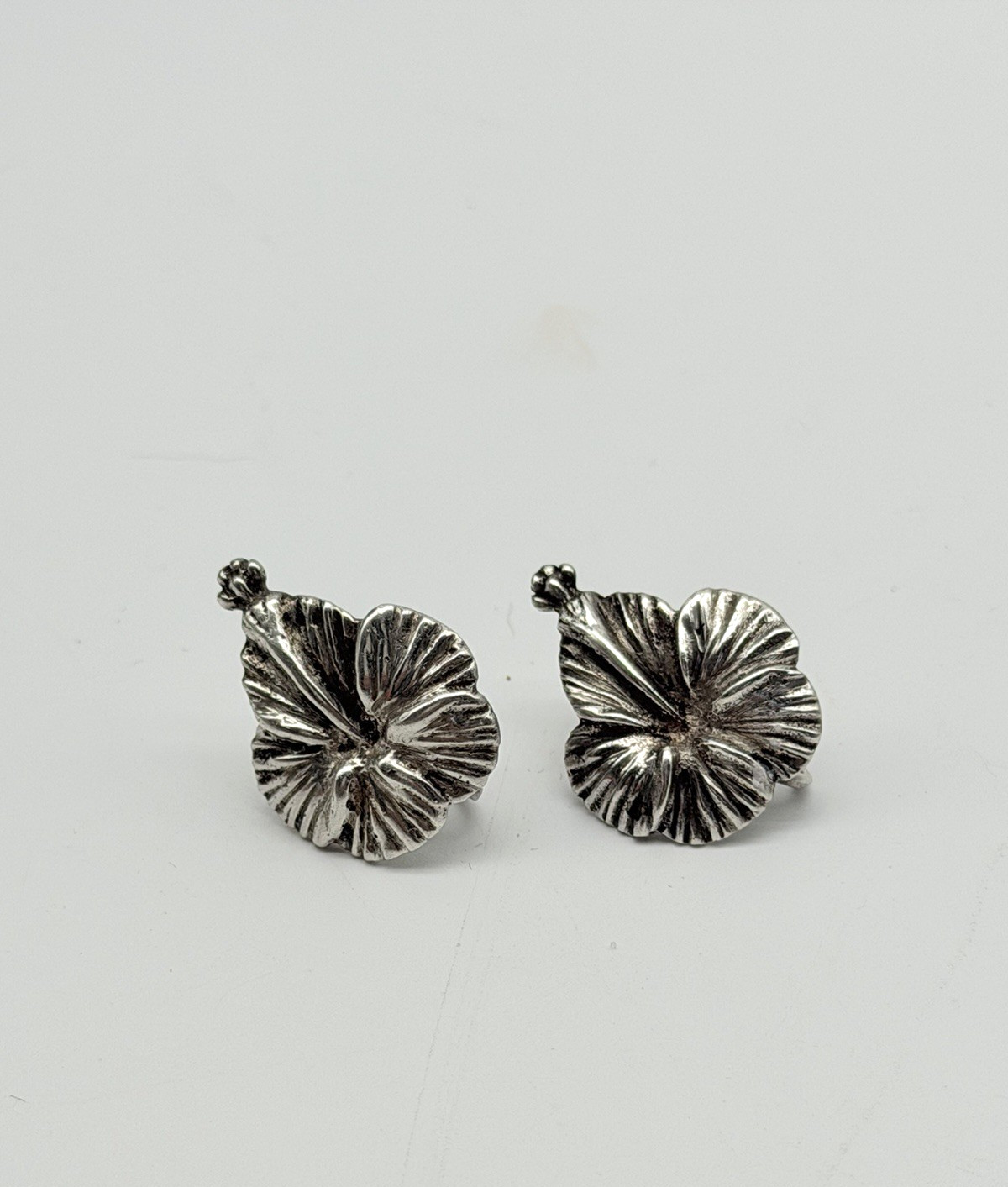 Vintage Ming\'s of Honolulu Sterling Silver Hibiscus Flower Screwback Earrings