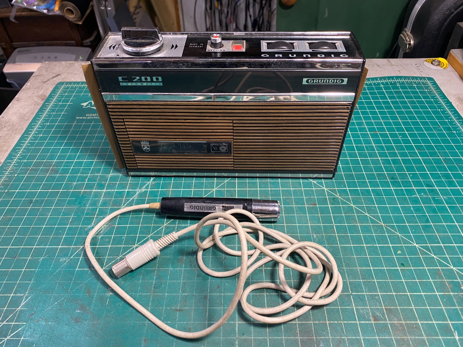 Grundig C200 Casette Recorder-Transport Turns, Intermittent Audio. Mic Included. Grundig C200 Casette Recorder-Transport Turns, Intermittent Audio. Mic Included.
