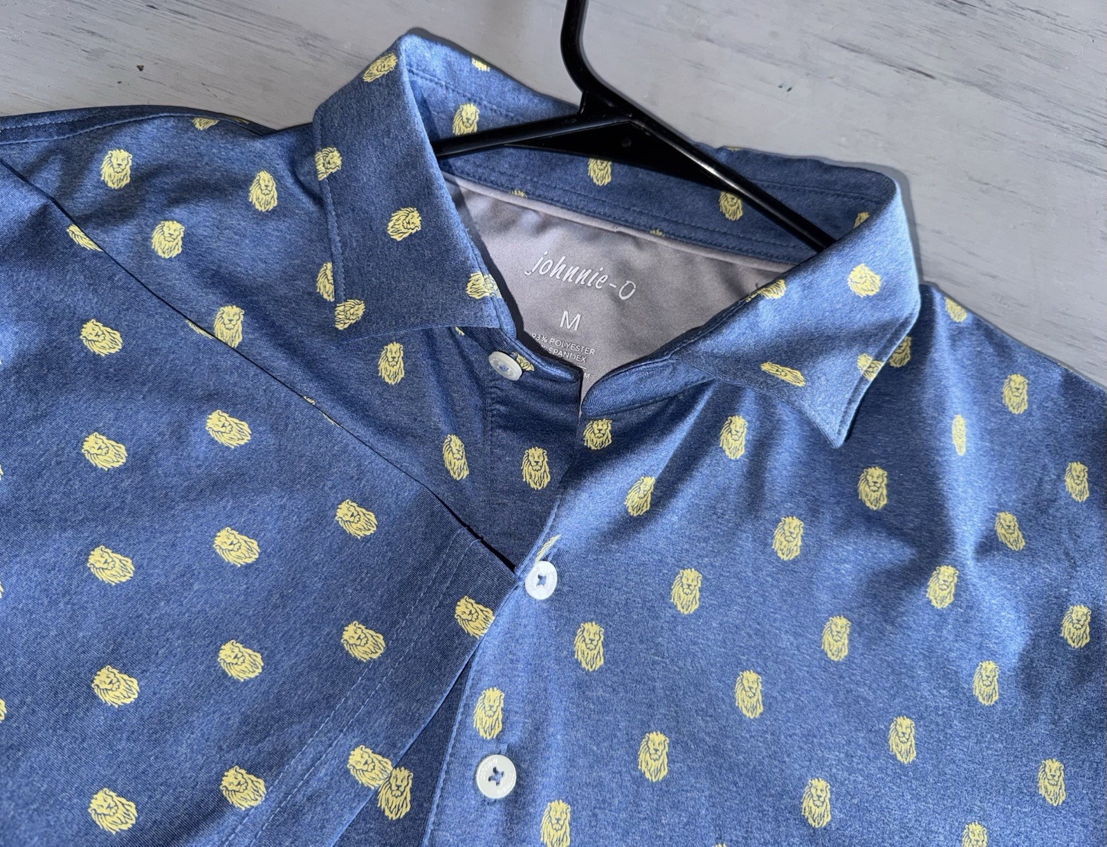 Johnnie-O Exeter Polo Shirt Mens M Lake Blue Yellow Lion Print Performance Golf