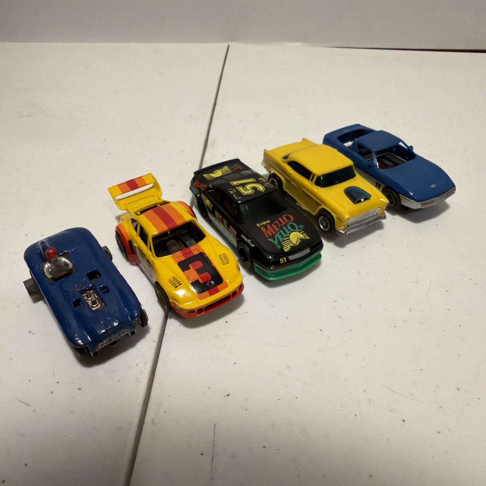 5x Vintage Slot Cars Lot - TYCO Porsche 935 - Tyco Mello Yello - AFX Corvette +