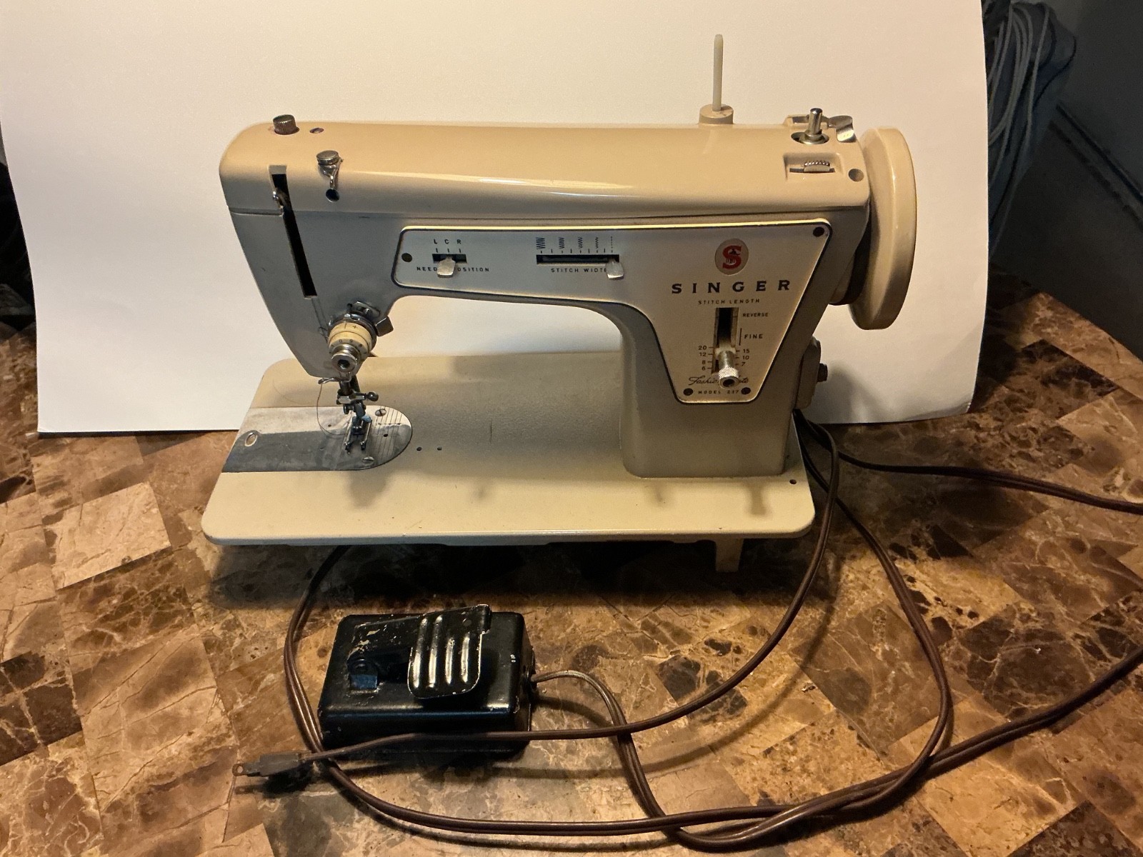 VTG Singer Fashion Mate 237 Sewing Machine w/ Carrying Case & Pedal / electrical