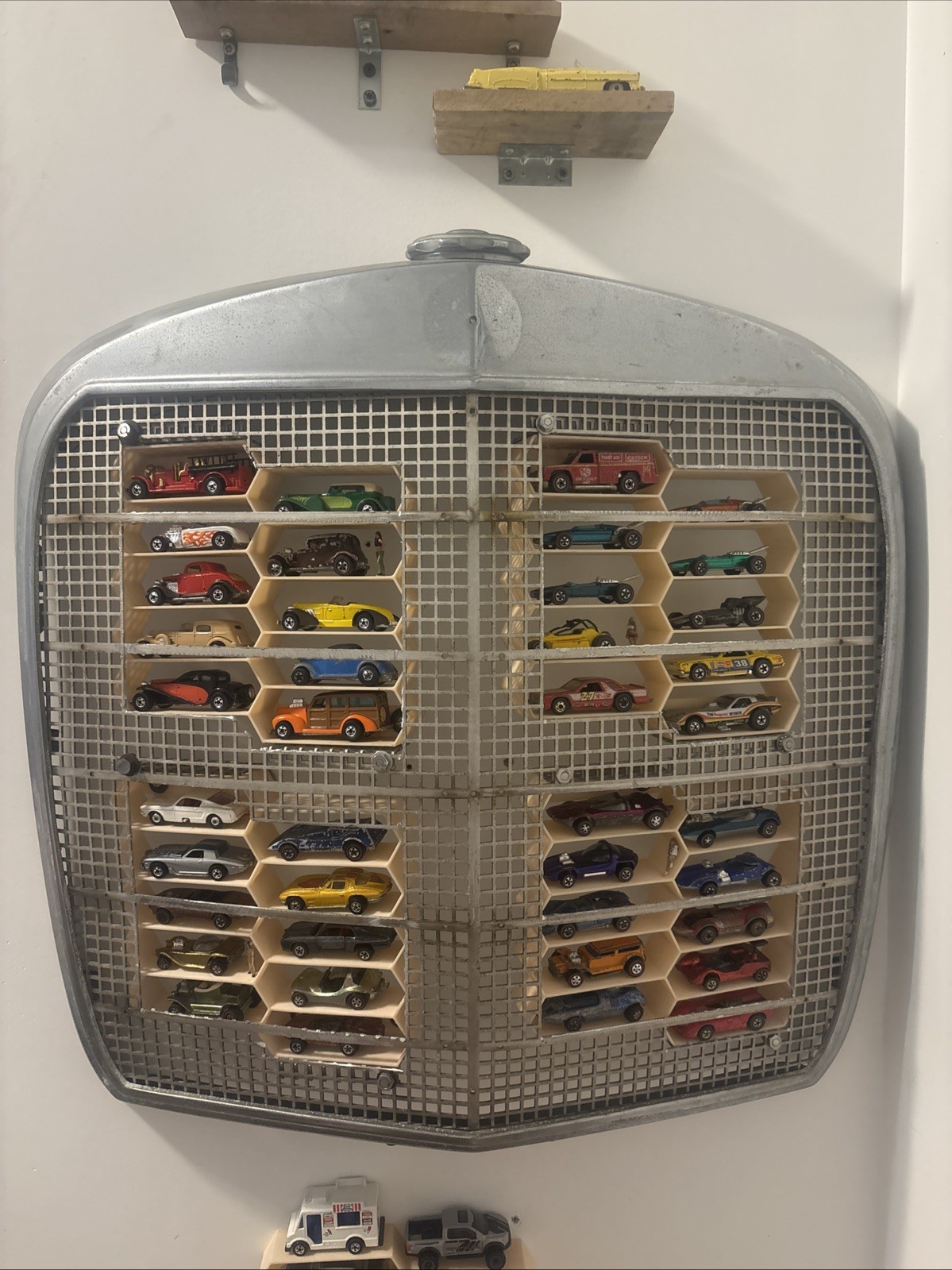 Vintage Hot Wheels Display Mercedes Grill With 40 Black Wall And Red Line Cars Vintage Hot Wheels Display Mercedes Grill With 40 Black Wall And Red Line Cars