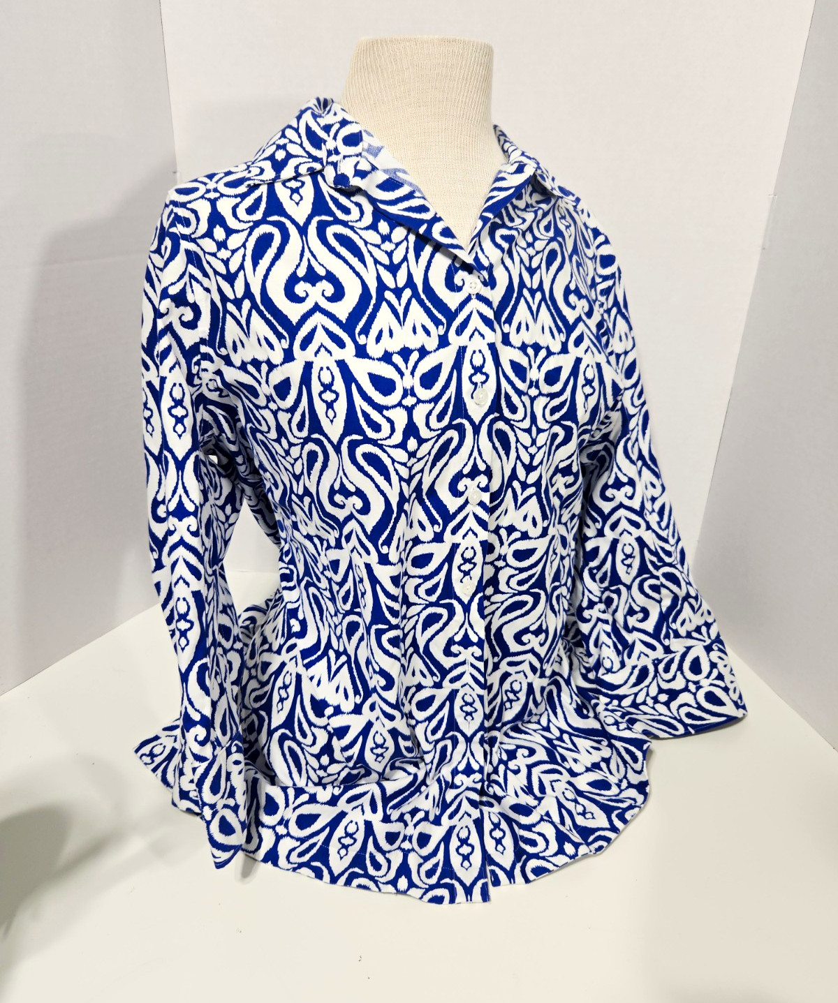 Chico\'s Blue/White Abstract Woven Collared Long Sleeve Button-Up Blouse 16 Chico\'s Blue/White Abstract Woven Collared Long Sleeve Button-Up Blouse 16