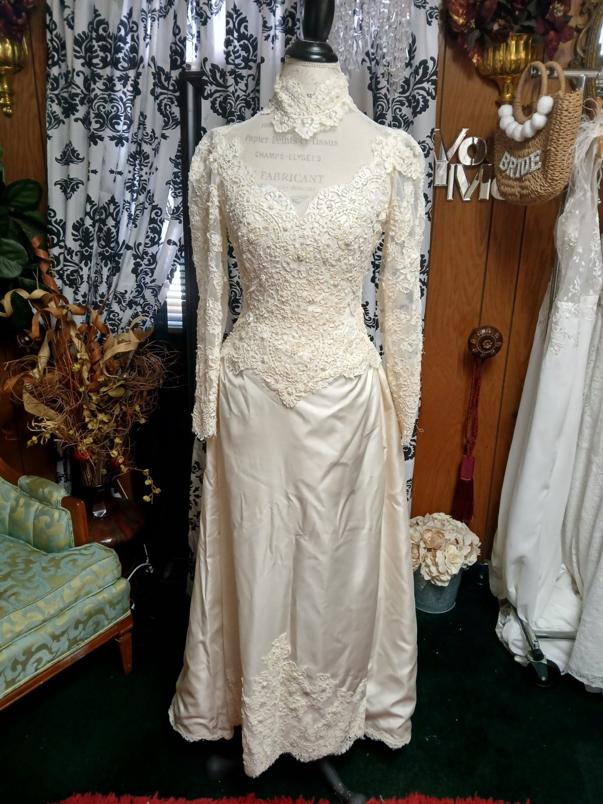 Vintage Ivory Long-sleeve Lace Victorian High Collar Basque Waist Wedding Dress Vintage Ivory Long-sleeve Lace Victorian High Collar Basque Waist Wedding Dress