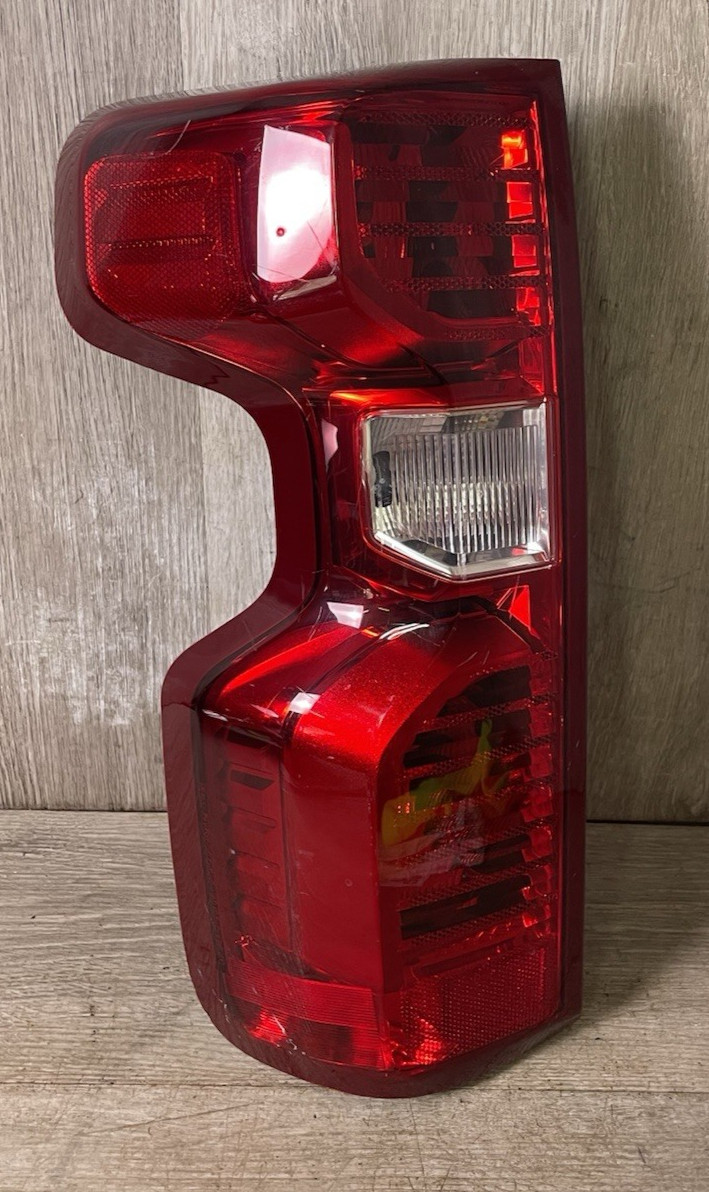 2019-2025 CHEVY SILVERADO LH TAIL LAMP ASSY OEM PART# 85821130
