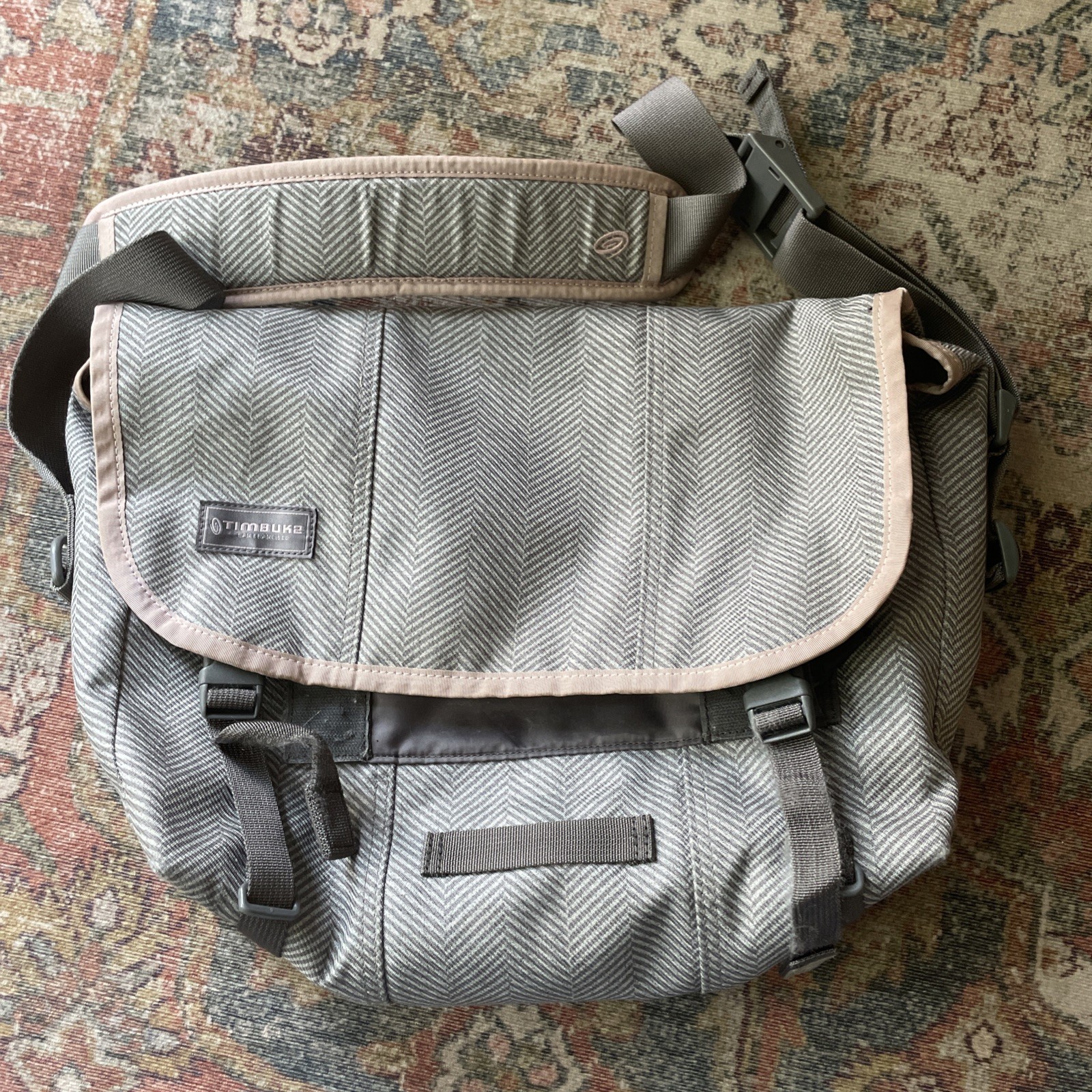 Timbuk2 Messenger Bag 15 x 12 Pink Gray Chevron Adjustable Strap Womens Commute Timbuk2 Messenger Bag 15 x 12 Pink Gray Chevron Adjustable Strap Womens Commute