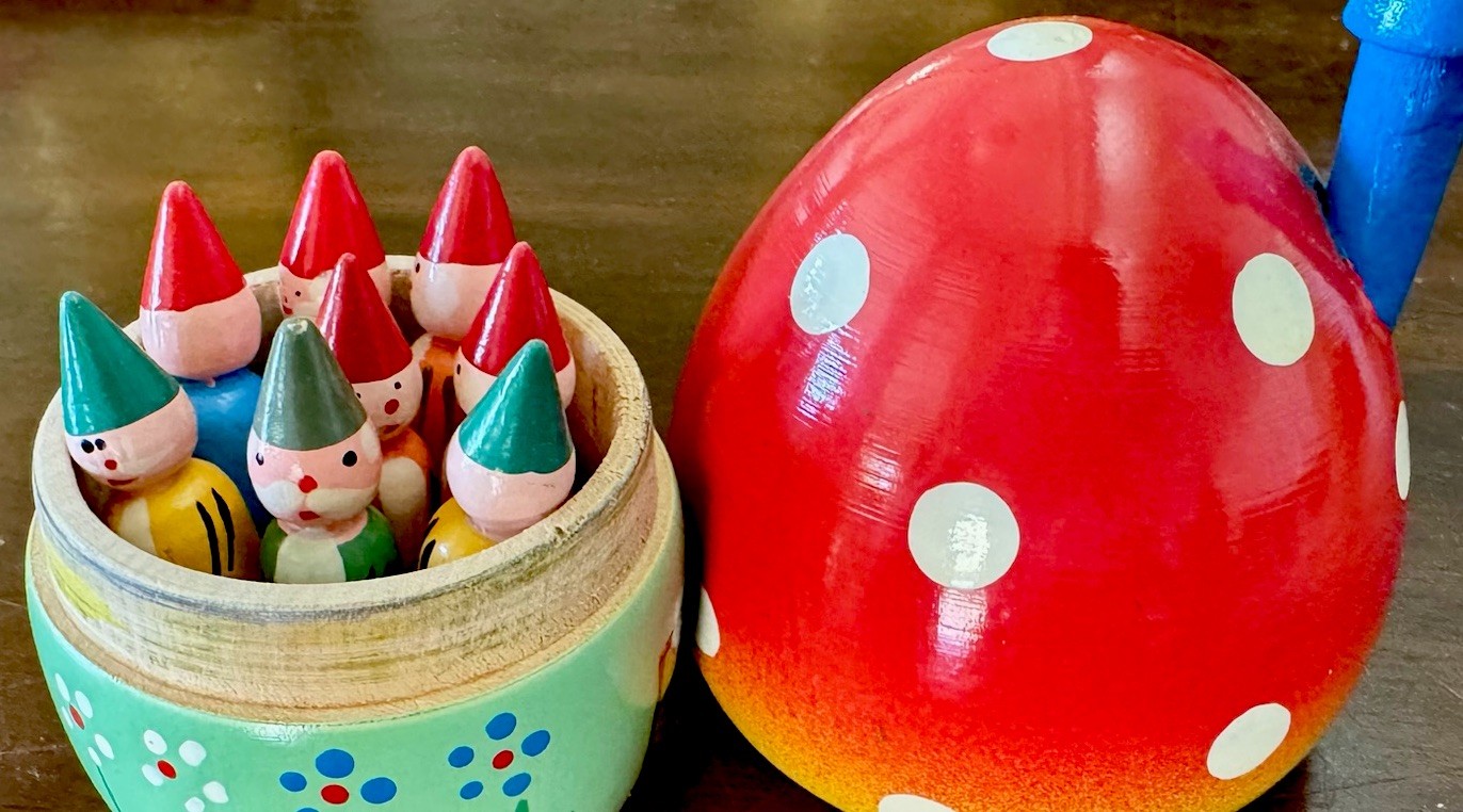 Vtg Matryoshka Style Mushroom Gnome Home w/9 Gnome Pins Bowling Set 5.5\