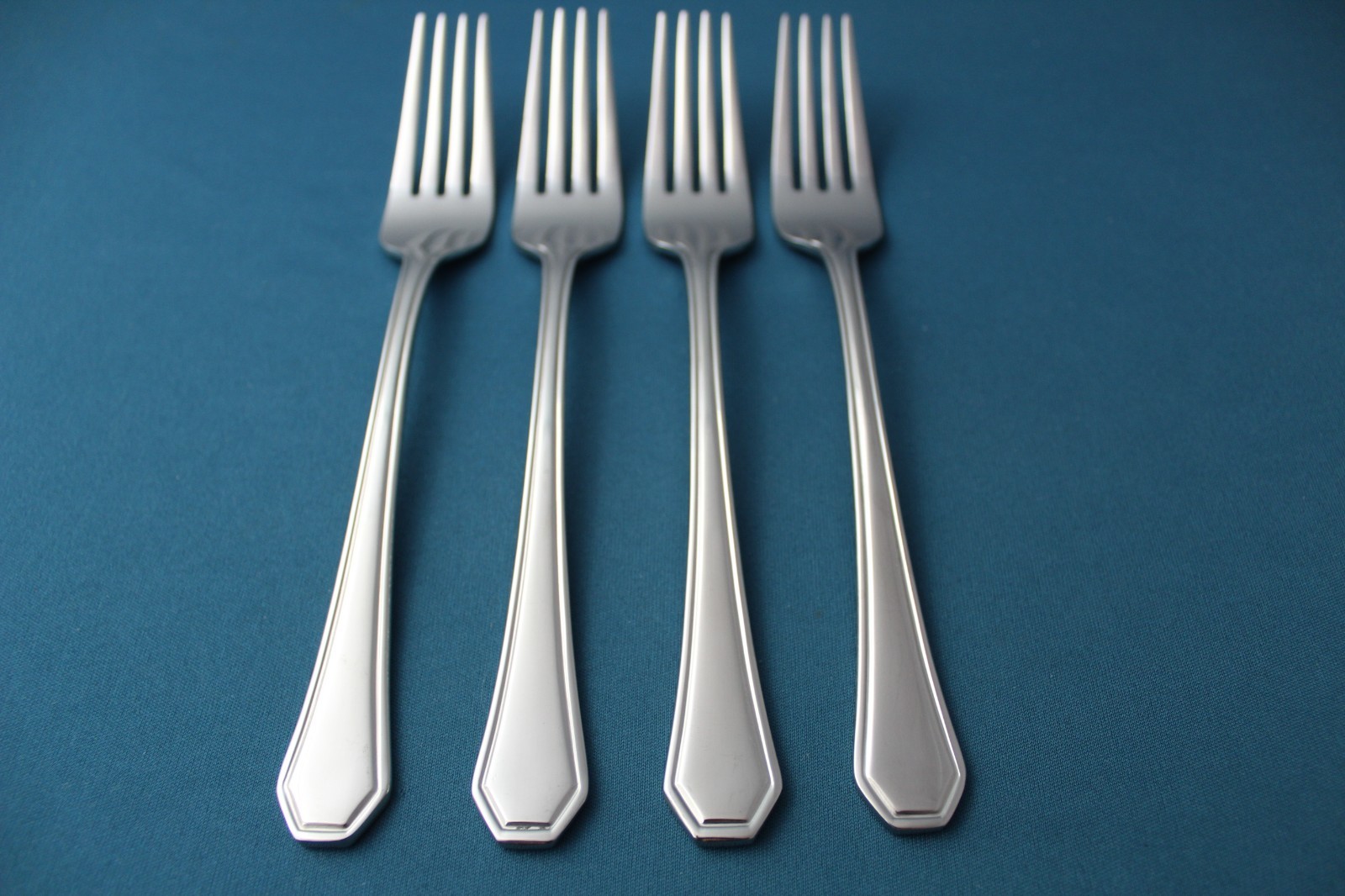 Wallace CASINO Dinner Forks (Set of 4) 18/10 Stainless China NEW 8 1/4\