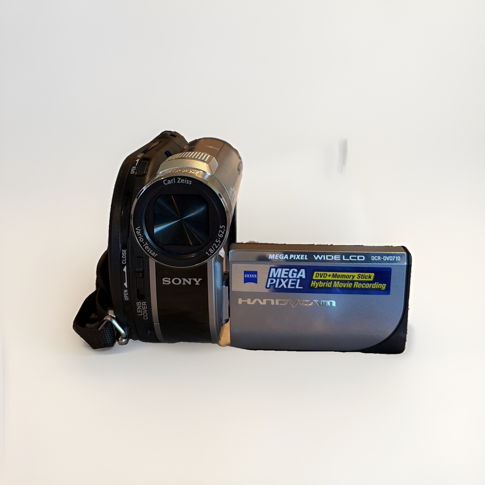 Sony DCR-DVD710 Handycam Video Camera and Charger Sony DCR-DVD710 Handycam Video Camera and Charger