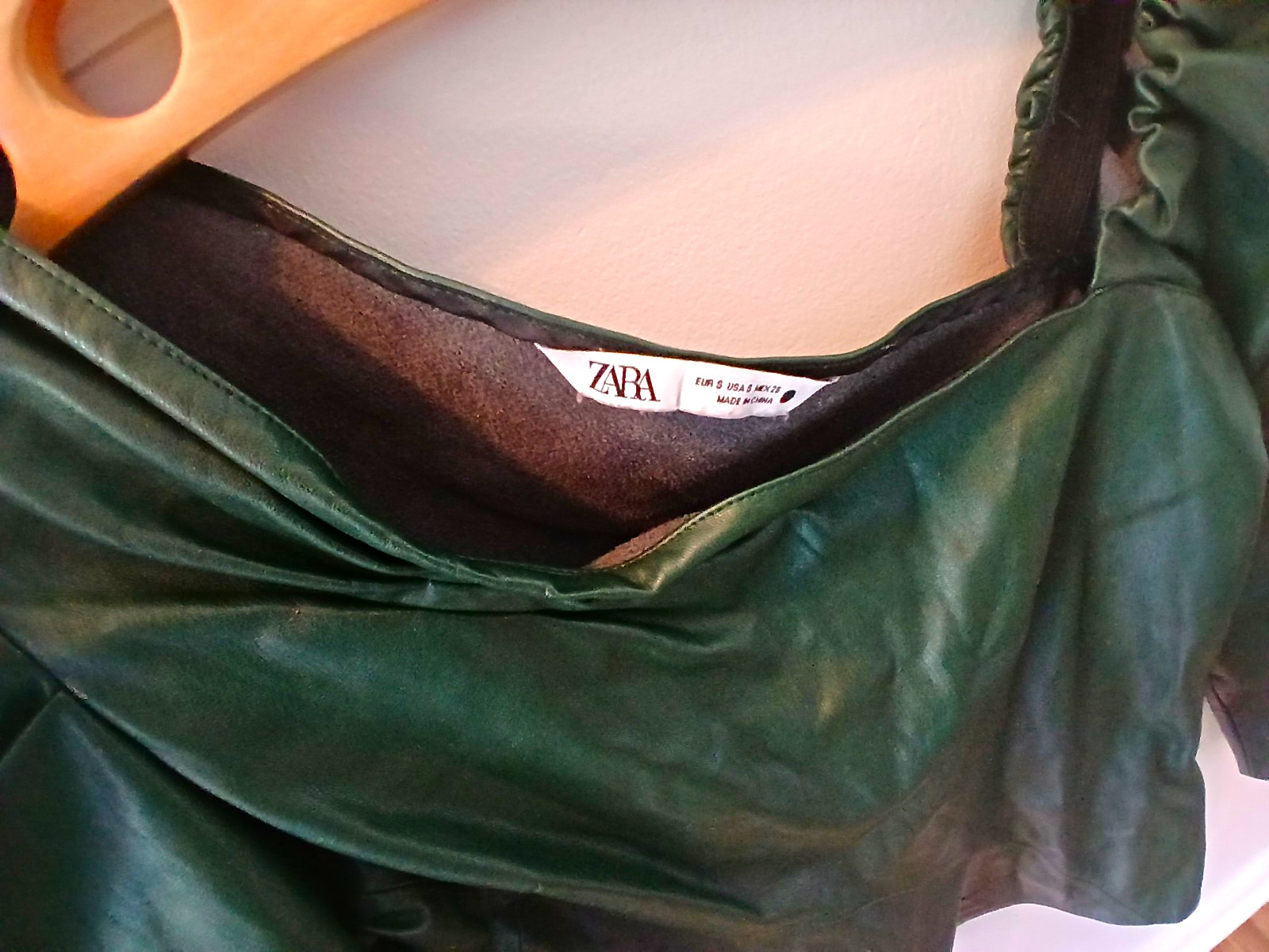 Zara Women’s Green Faux Leather Ruched Cowl Neck Long Sleeve Blouse Size S Zara Women’s Green Faux Leather Ruched Cowl Neck Long Sleeve Blouse Size S