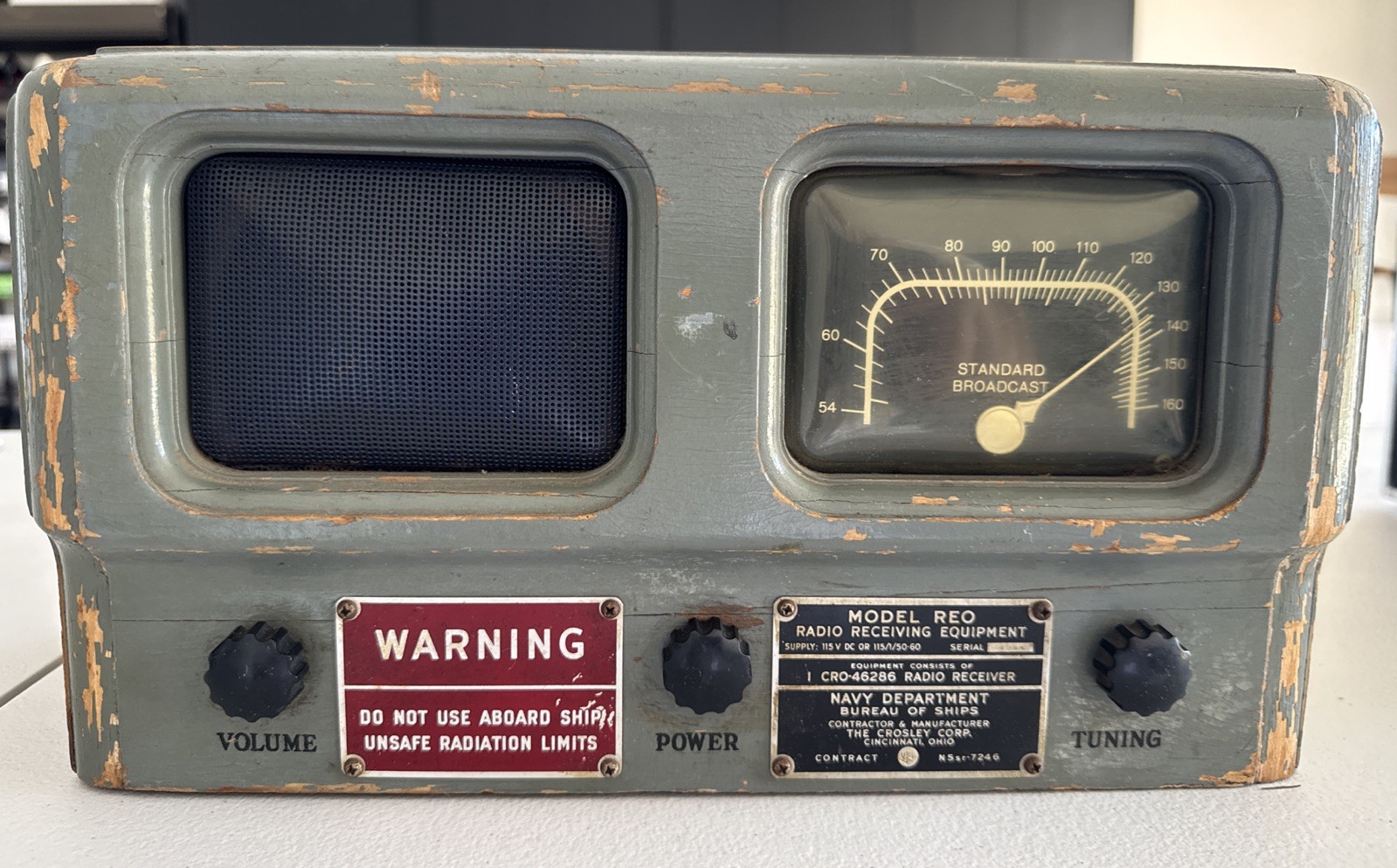Vintage WWII Military Radio Receiver Model REO CRO-46286 Morale Radio - Turns On