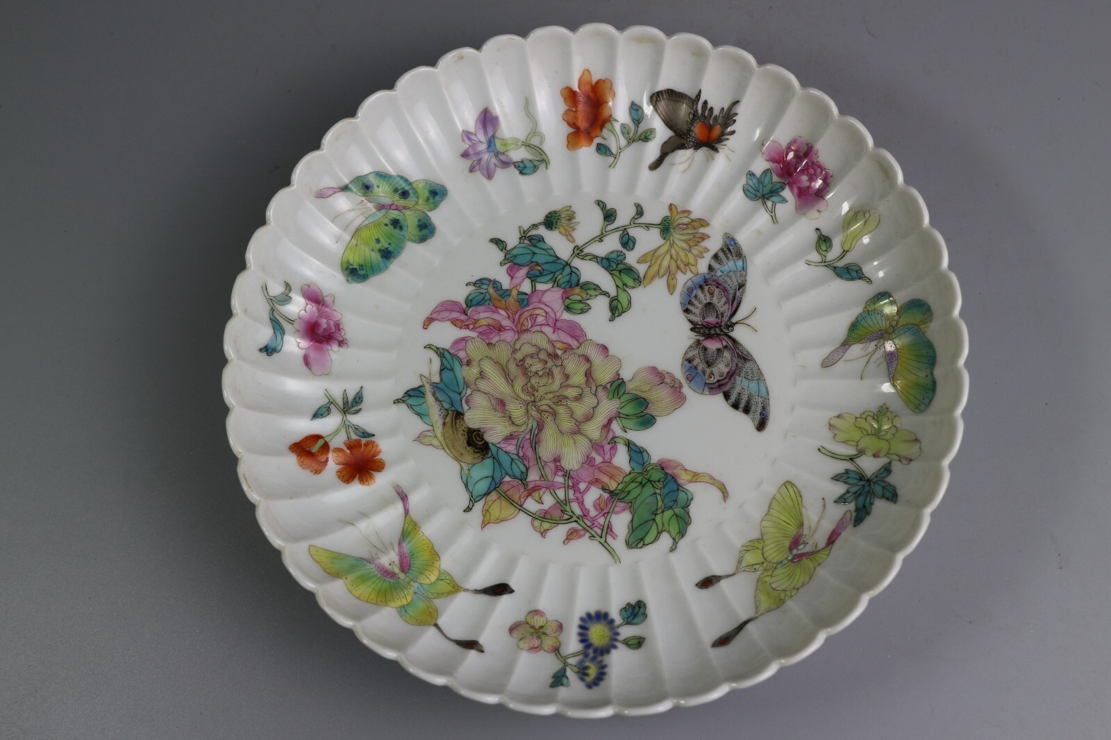 Beautiful Chinese Qing dynasty famille rose Porcelain Plate