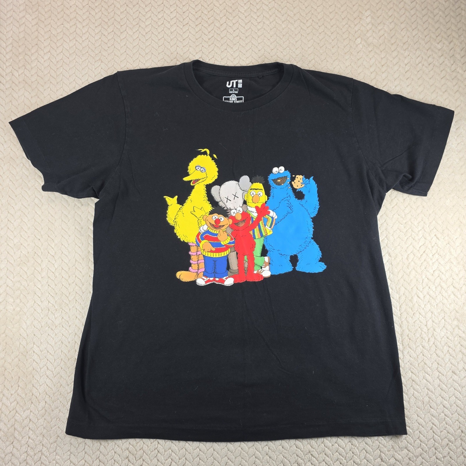 Uniqlo UT KAWS Sesame Street Graphic T-Shirt Black Mens Large 341-414341