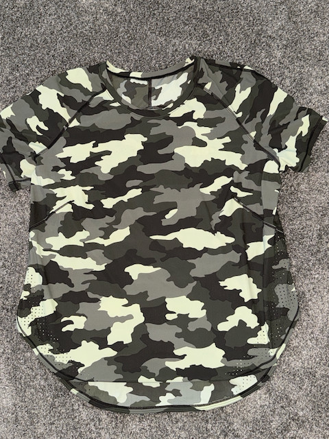 Lululemon Women\'s UVP Run Short Sleeve Shirt Camo Green Size 8 NWOT
