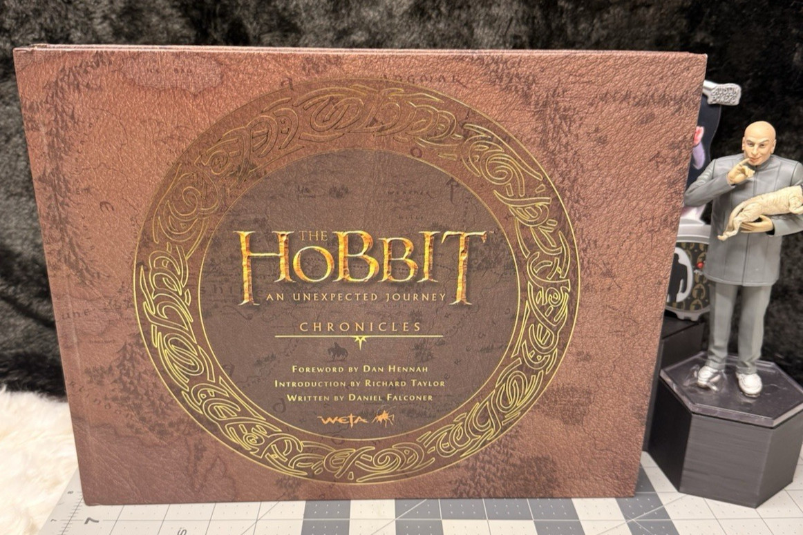 Hobbit: an Unexpected Journey Chronicles: Art and Design by Weta 2012 - NEW