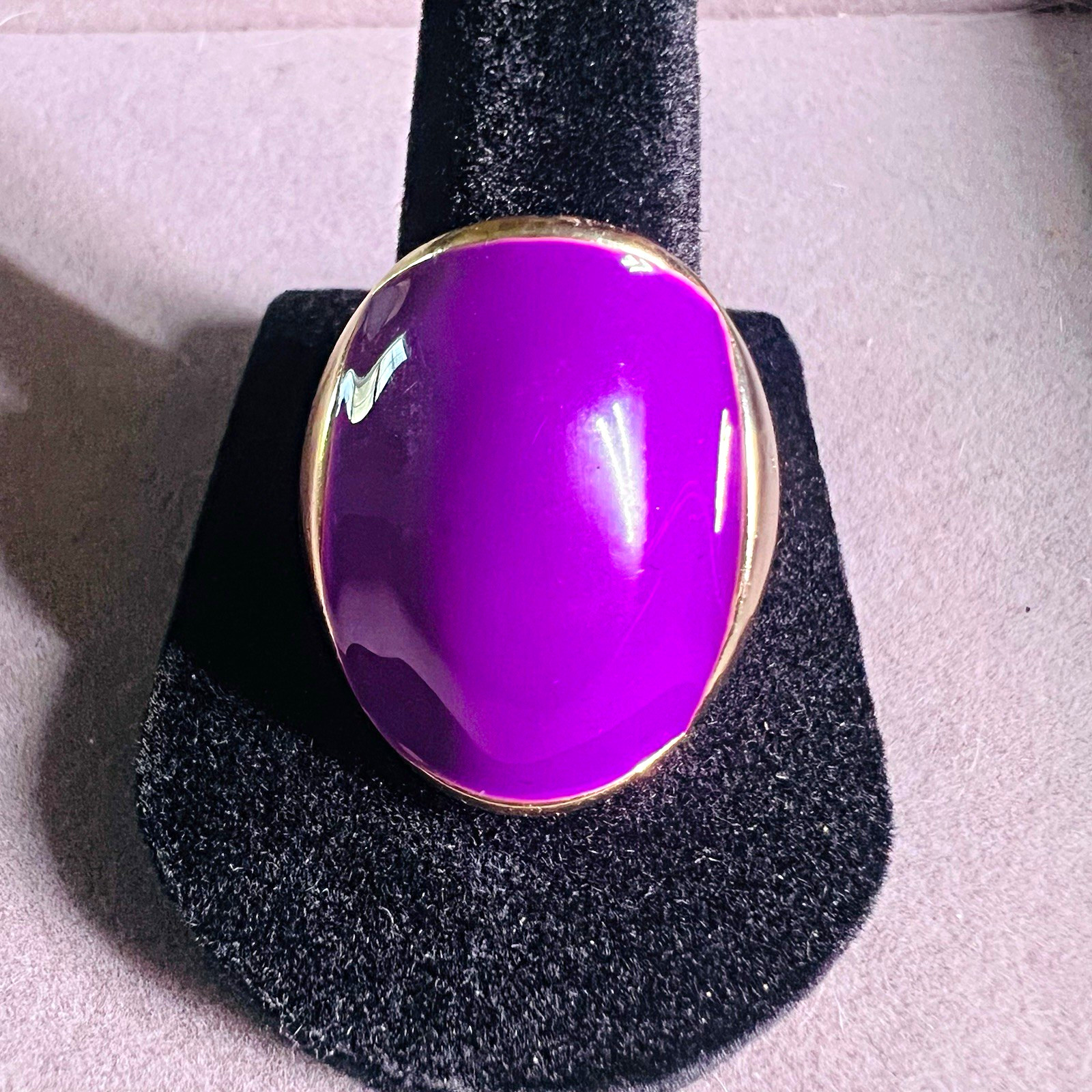 Vintage Purple Oval Cabochon Bezel Set Gold Tone Metal Cocktail Ring Size 9