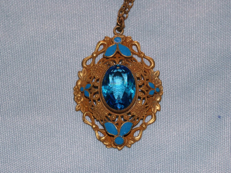 VINTAGE OVAL AQUAMARINE ENAMEL FLOWER & LEAF PENDANT