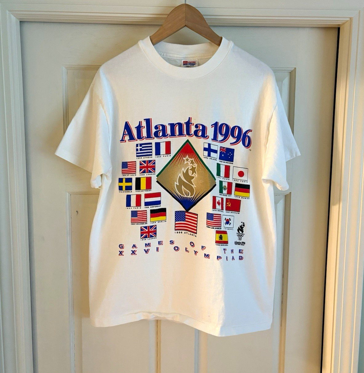 Vintage 90’s Atlanta 1996 Olympic Games Flags Hanes Tee Size L