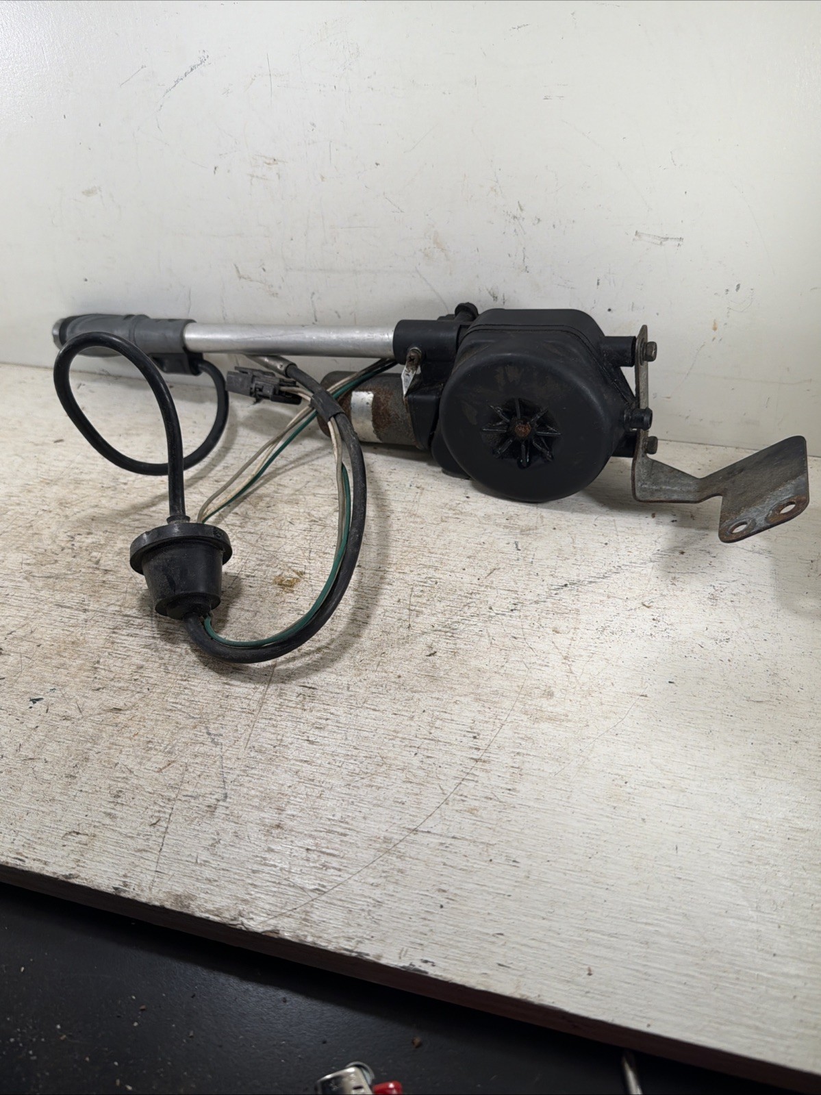 Used OEM GM Delco 56007173 RADIO POWER ANTENNA ASSEMBLY1993-98 Grand Cherokee Used OEM GM Delco 56007173 RADIO POWER ANTENNA ASSEMBLY1993-98 Grand Cherokee