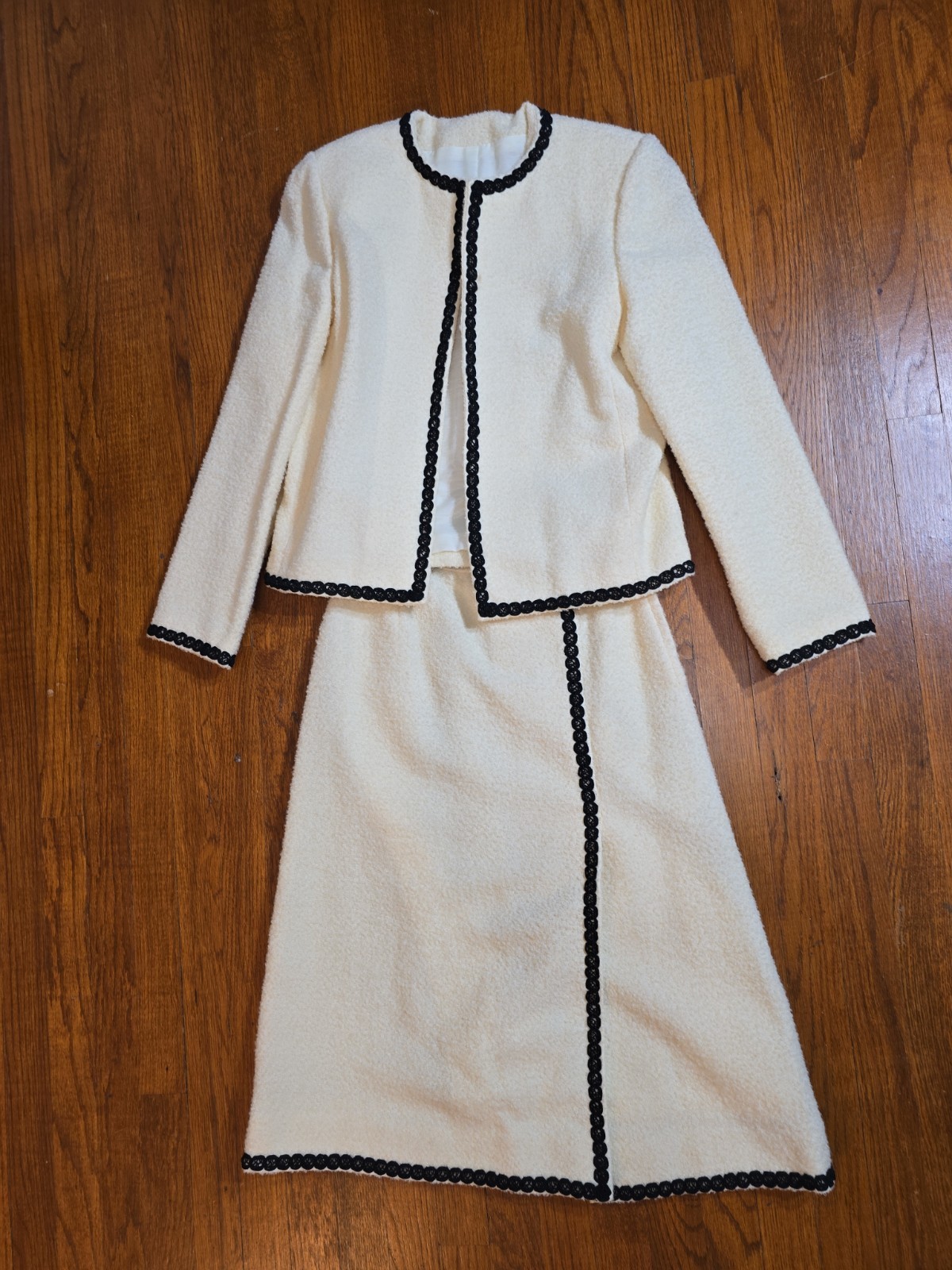 1960\'s Skirt Suit Set Cream Mod Contrast Trim Size Medium (24\