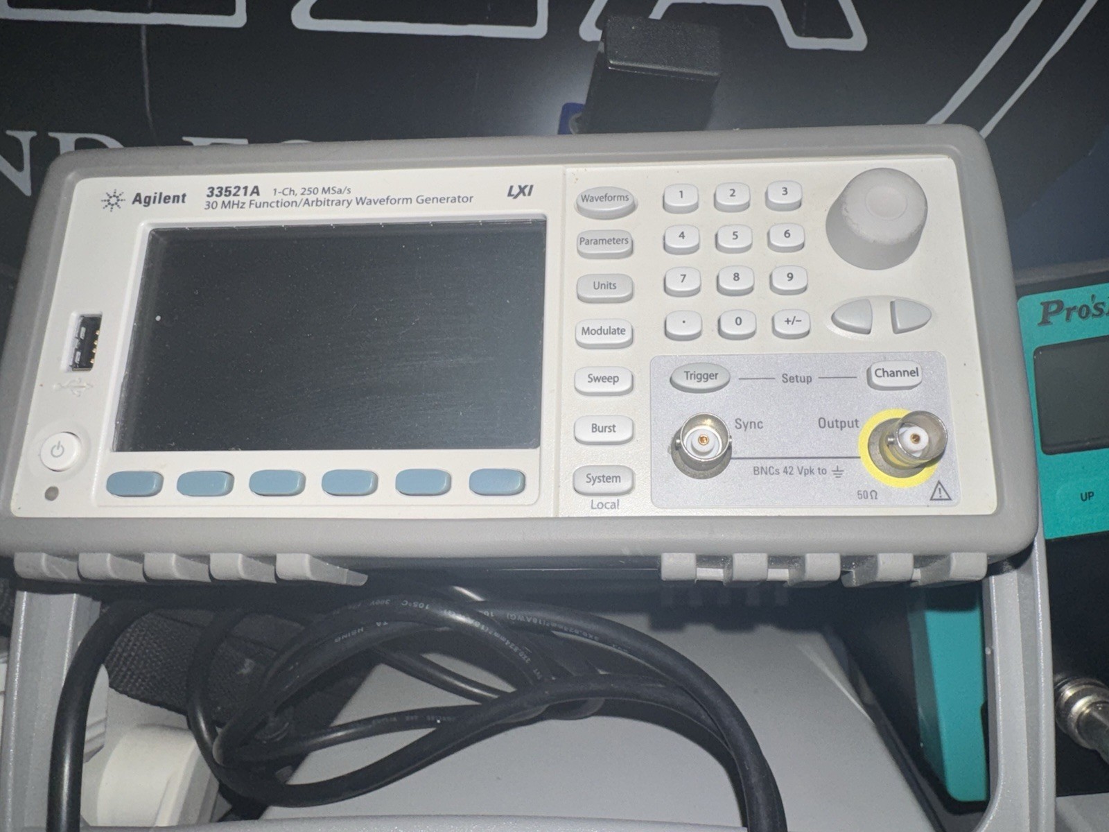 Aglient 33521A Function Signal Generator