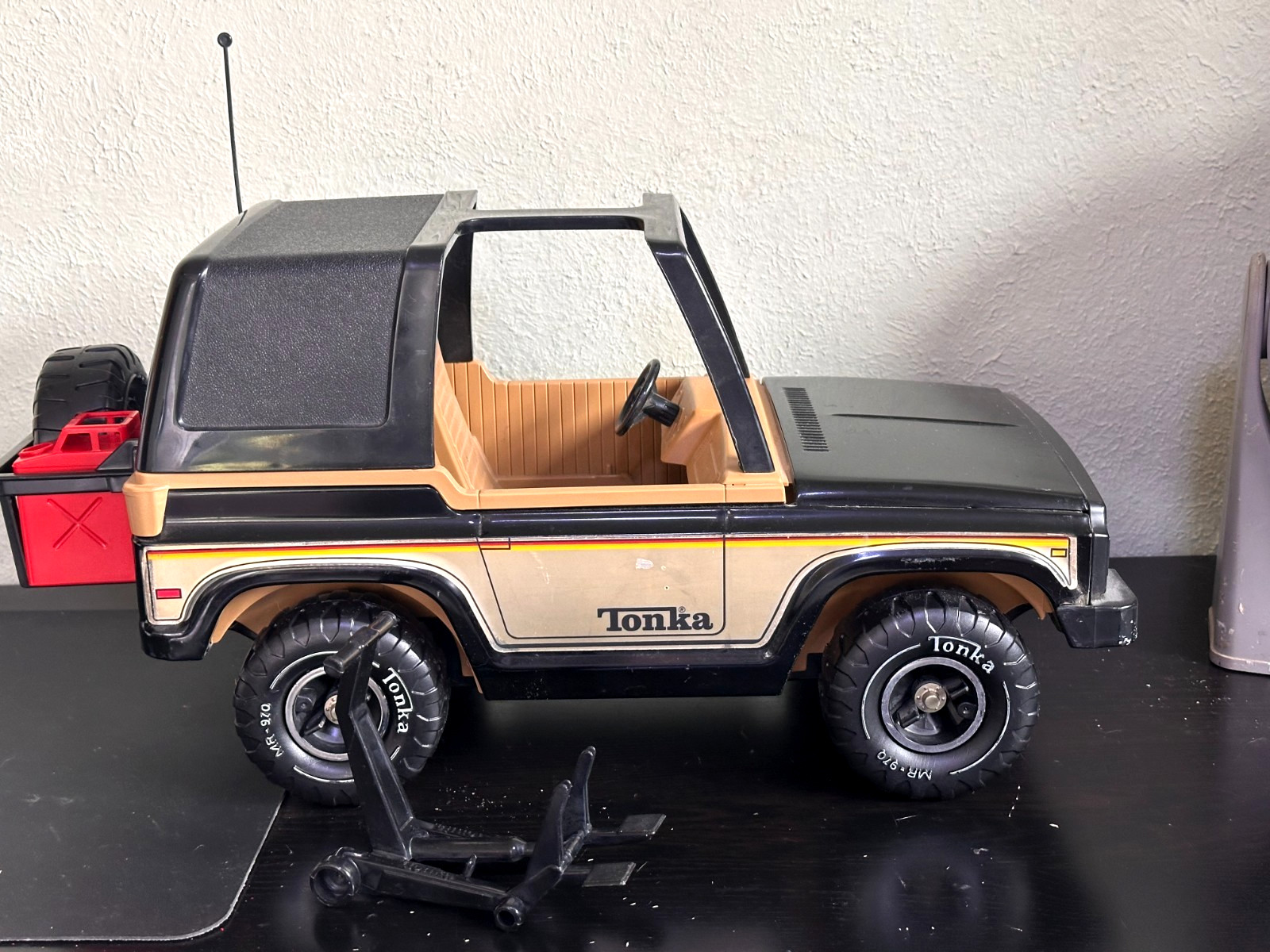 1970s MIGHTY TONKA JEEP BRONCO BLACK COMPLETE W/ TIRE JACK, SPARE TIRE, GAS CAN