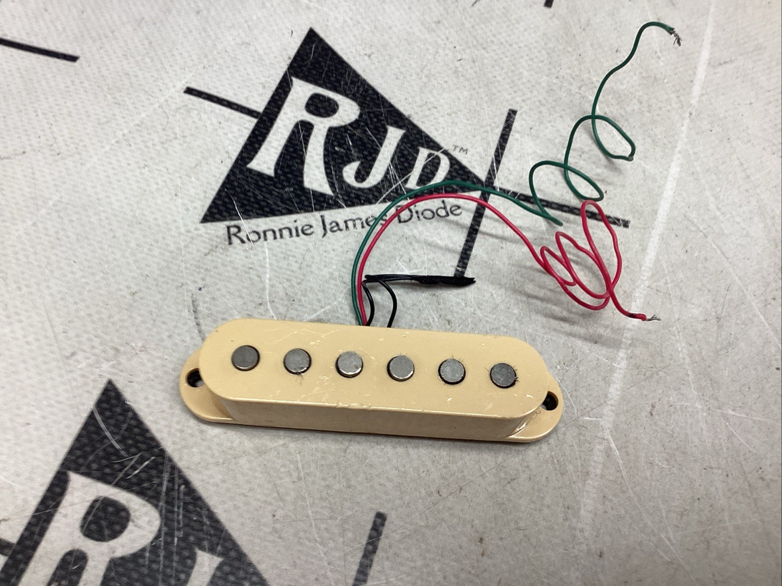 80’s Dimarzio DP116 HS-2 Strat Single Coil Pickup Stacked Noiseless 80’s Dimarzio DP116 HS-2 Strat Single Coil Pickup Stacked Noiseless