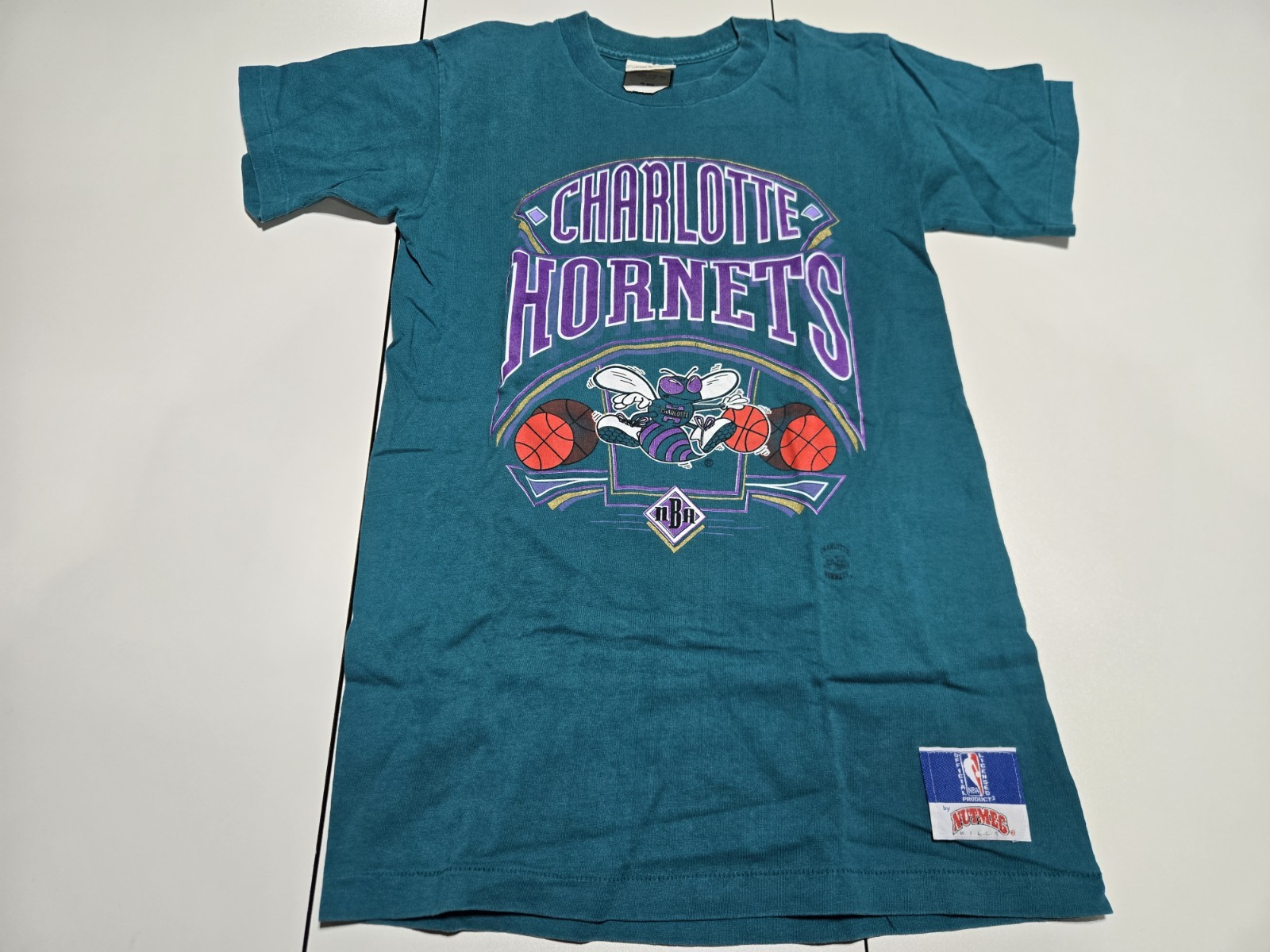 Vintage Nutmeg Charlotte Hornets NBA Youth L T-Shirt Black 90s Graphic Tee USA