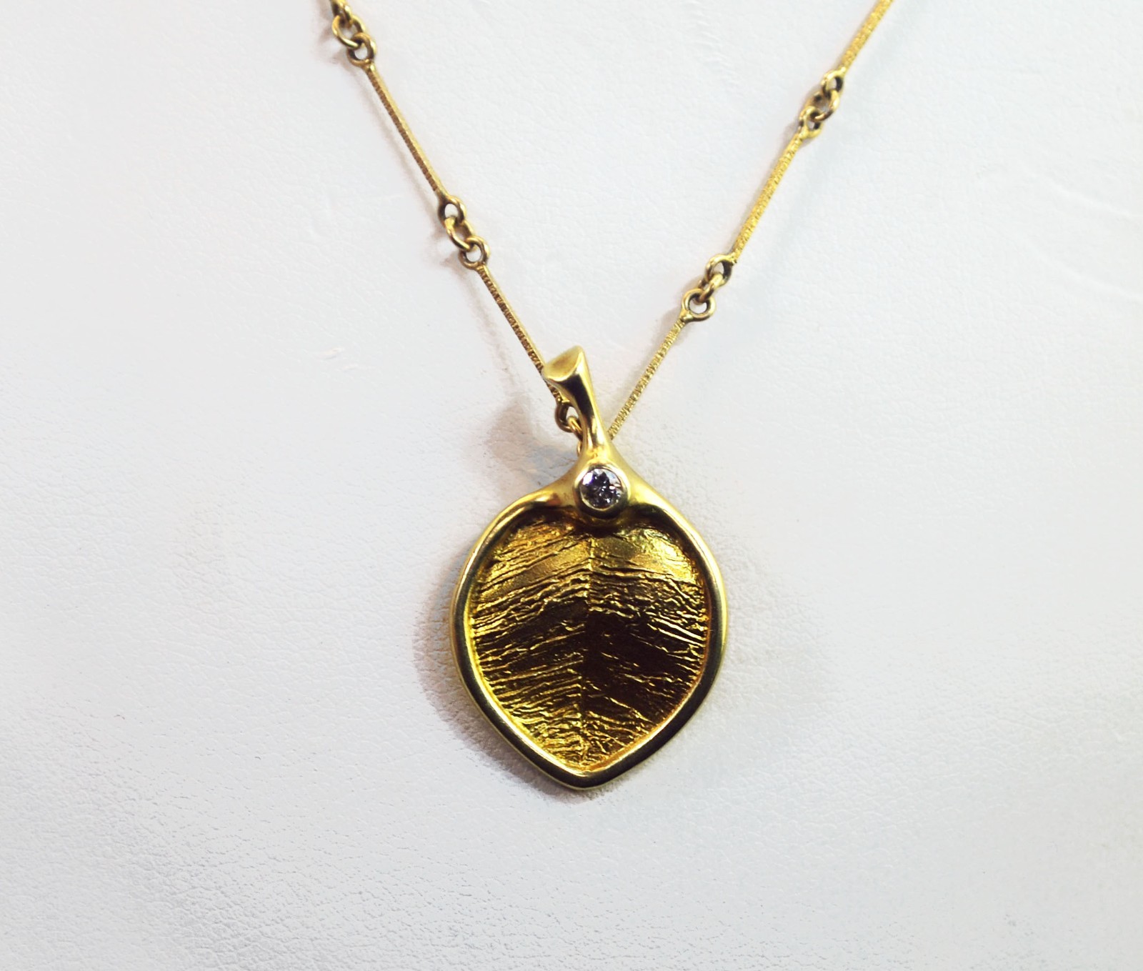 Estate 14k Gold LEAF Design Necklace Vintage 1960\'s ORIGINAL Chain Estate 14k Gold LEAF Design Necklace Vintage 1960\'s ORIGINAL Chain
