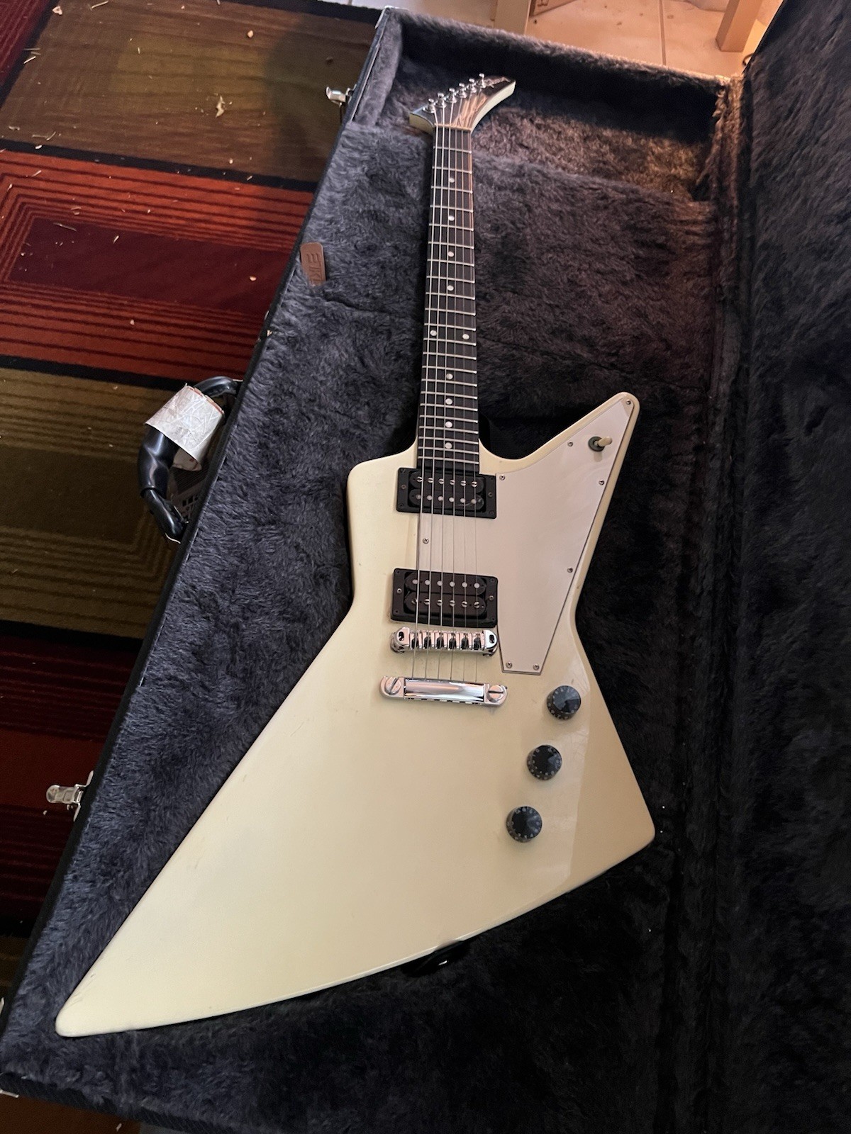 Gibson Explorer ’76 Reissue White With Hard shell Case Case Gibson Explorer ’76 Reissue White With Hard shell Case Case