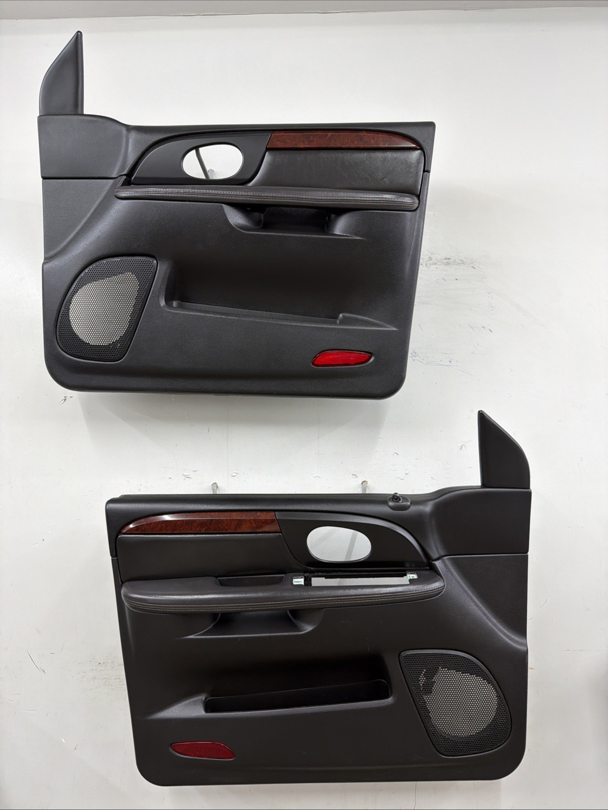 02-09 GMC Envoy Front Door Panels Power OEM Ebony/Black/Woodgrain Read