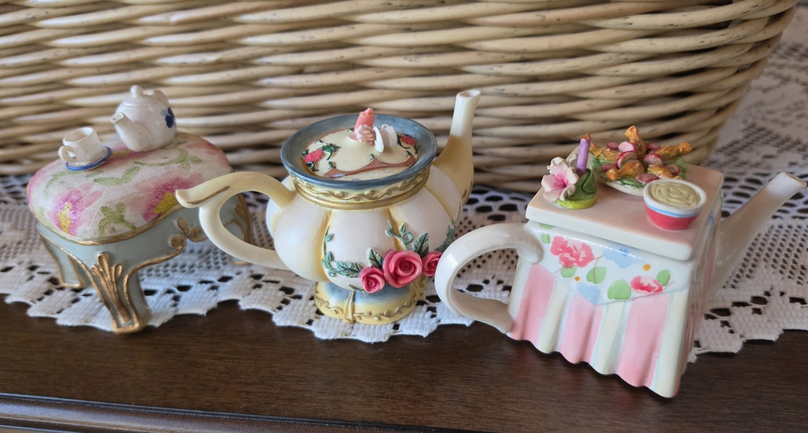 Vintage Hand Painted Miniature Ceramic Teapot Jewelry trinket Boxs (Set Of 3) Vintage Hand Painted Miniature Ceramic Teapot Jewelry trinket Boxs (Set Of 3)