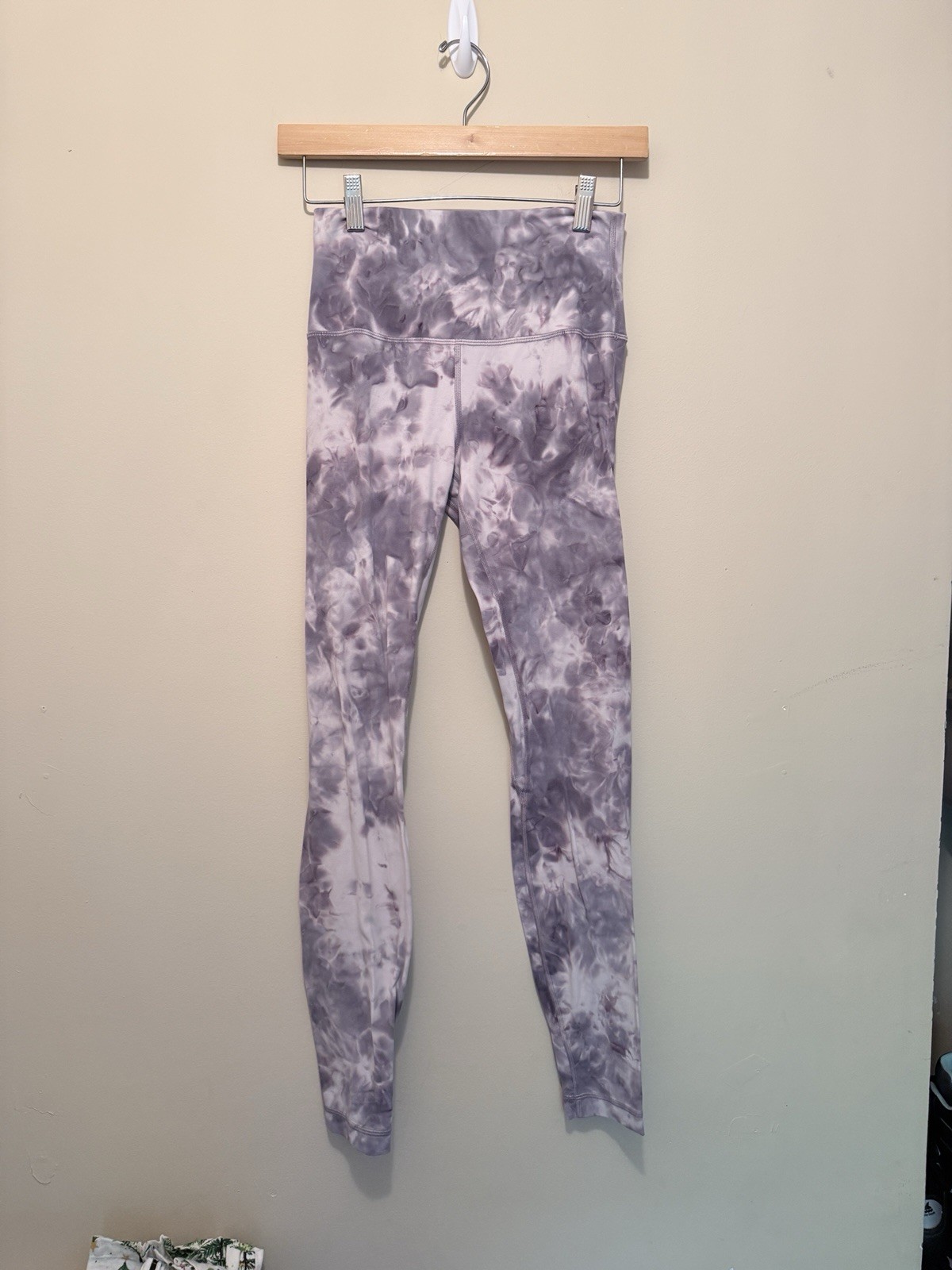 Lululemon Women\'s Leggings Size 8 Snakeskin Pattern