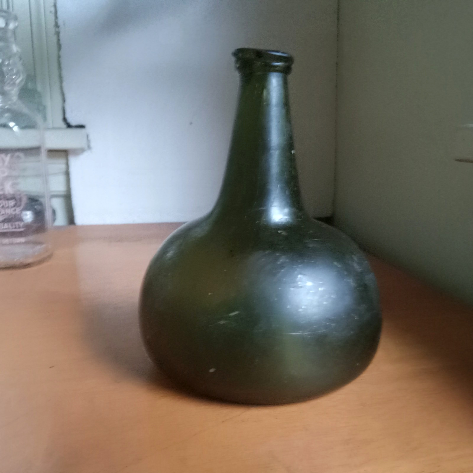 1740s FREE BLOWN BLACKGLASS DUTCH ONION RUM BOTTLE OPEN PONTIL OCEAN FOUND