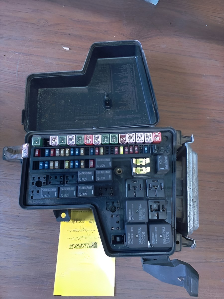 2002-2004 Dodge 1500 Engine Fuse Box 3.7L 4.7L OEM